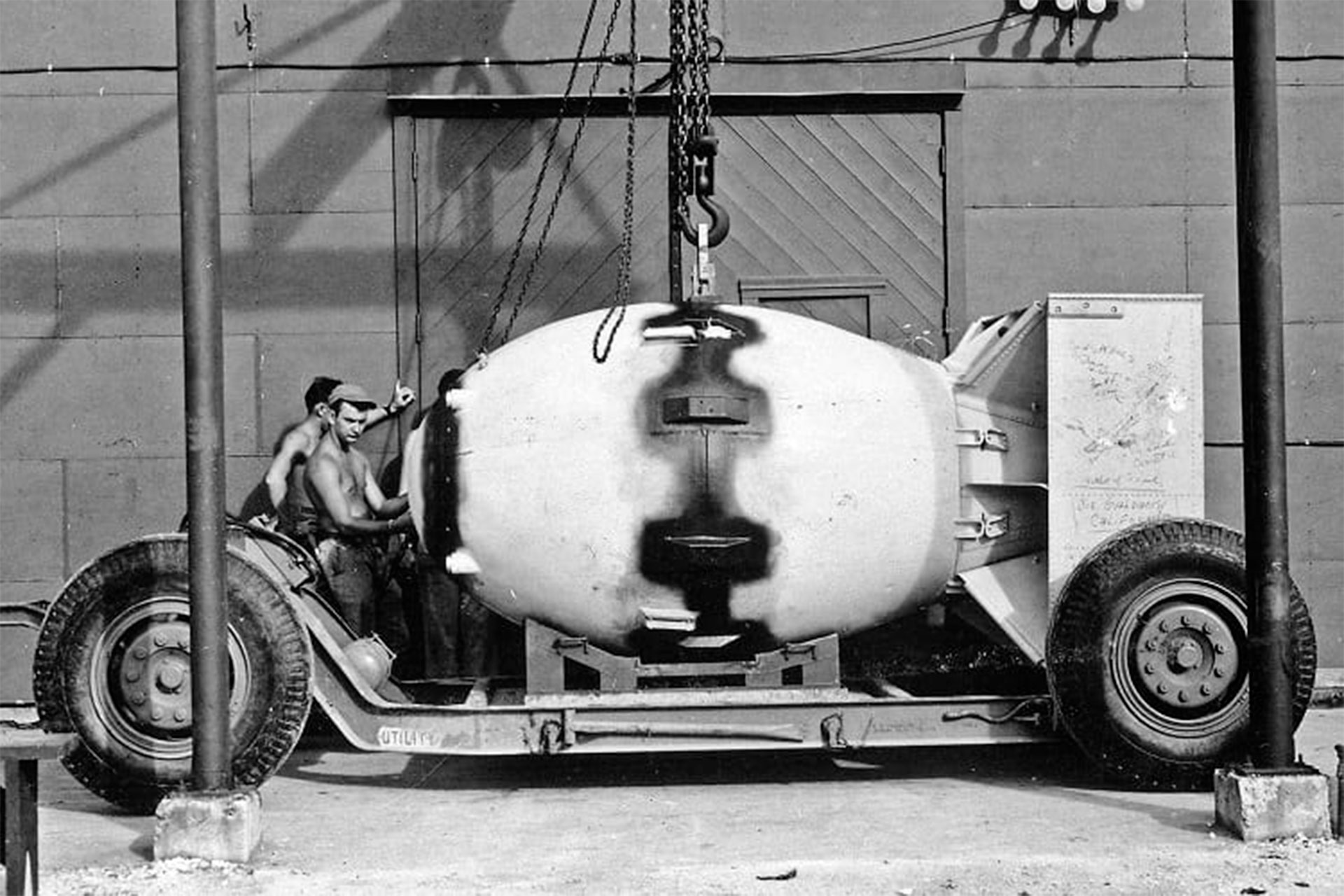 Bomba atómica "Fat Man", producida como parte del Proyecto Manhattan. US War Department