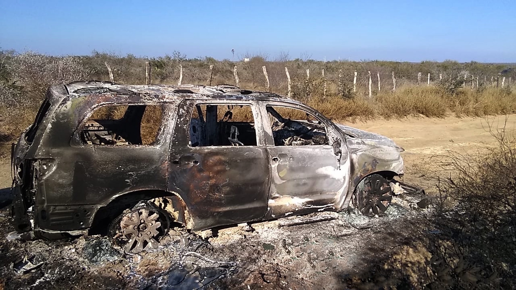 Uno de los vehículos incendiados habría sido detenido en diciembre de 2020 por funcionarios del INM (Foto: Efe) 