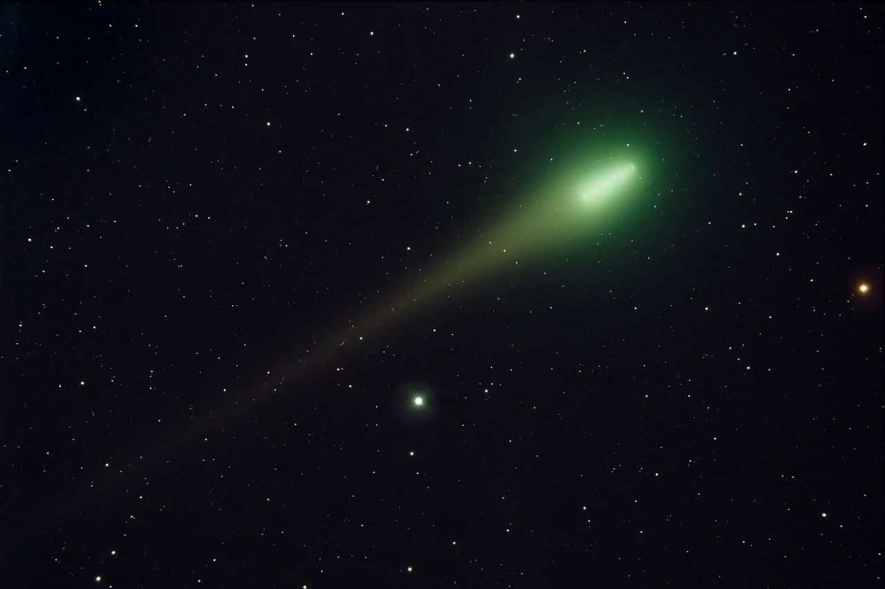 A cor verde do cometa é explicada pelos produtos químicos que ele emite à medida que se aproxima do Sol.