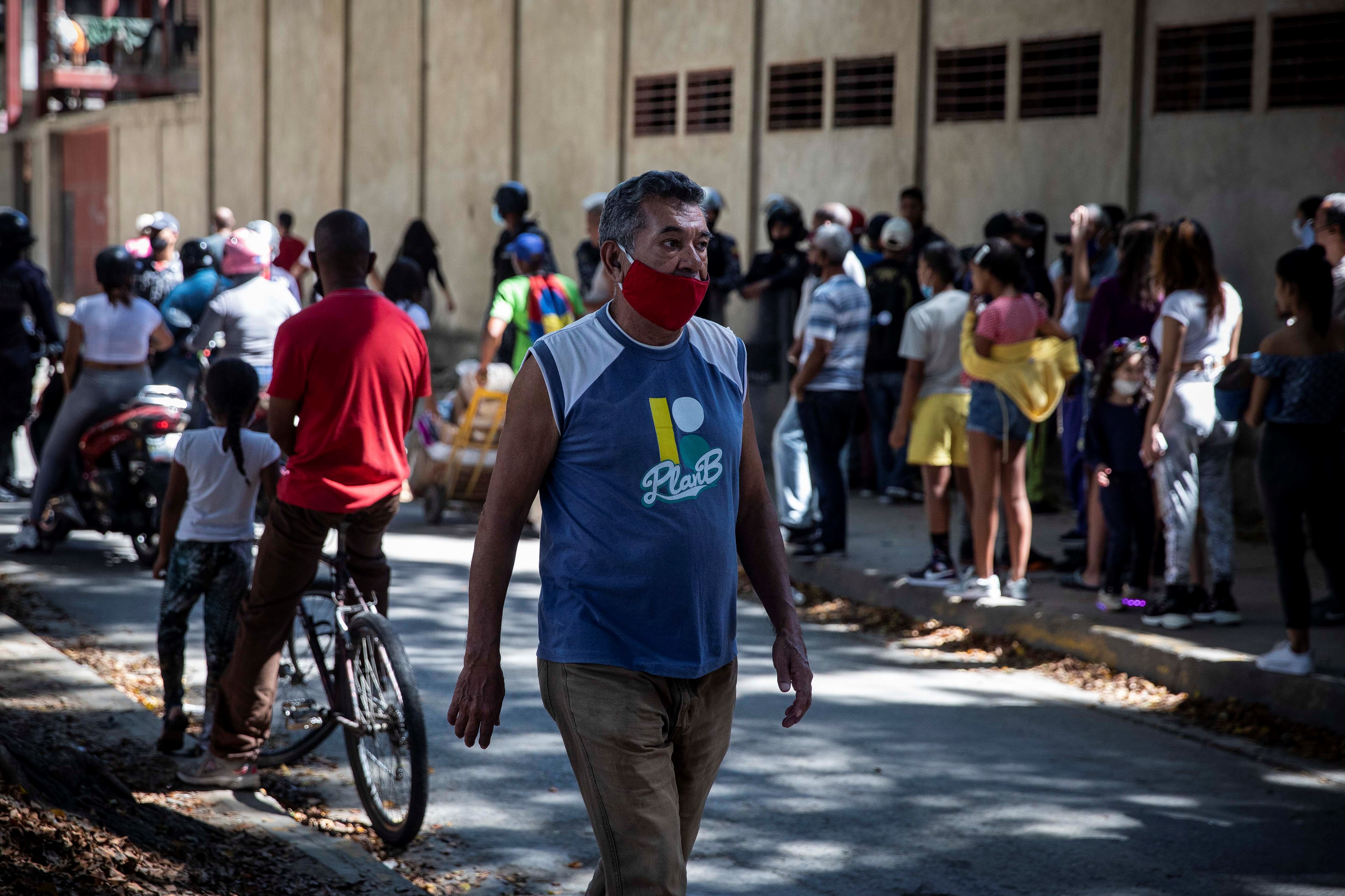 Un hombre camina por una calle de Caracas en medio de una profunda crisis humanitaria, social y política provocada por el régimen de Nicolás Maduro (EFE)