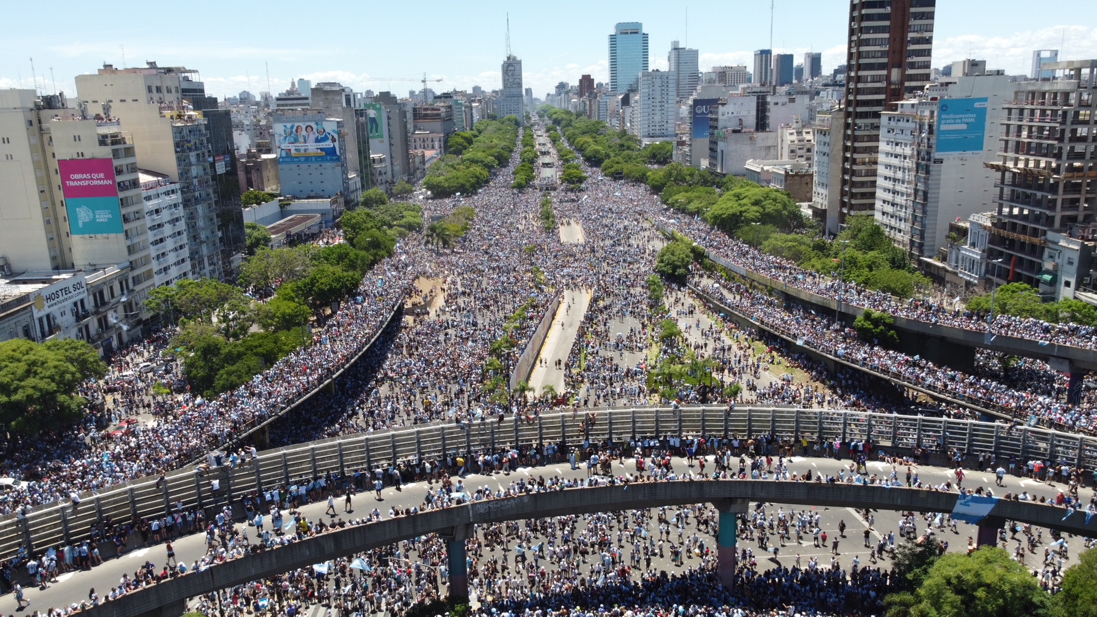 Millones de argentinos se lanzaron a las calles para festejar en comunión con la Selección 
