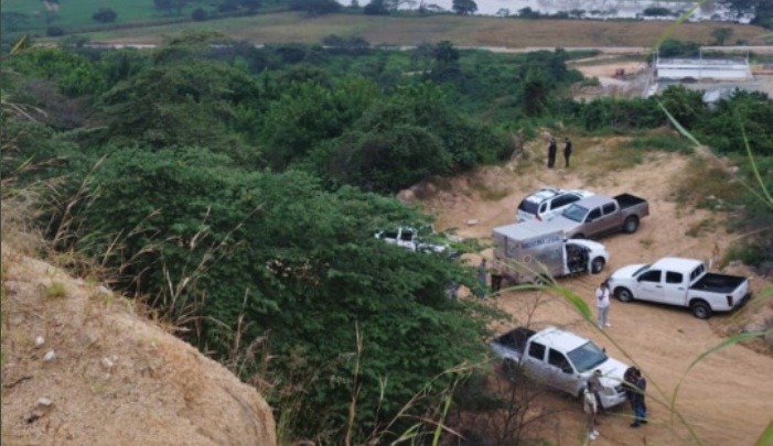 Miembros de la Policía, de la Fiscalía del Ecuador y de Medicina Legal inspeccionan el cerro donde sucedió la detonación de un vehículo y donde tres personas fallecieron. Se cree que pretendían ingresar explosivos a la Penitenciaría del Litoral.