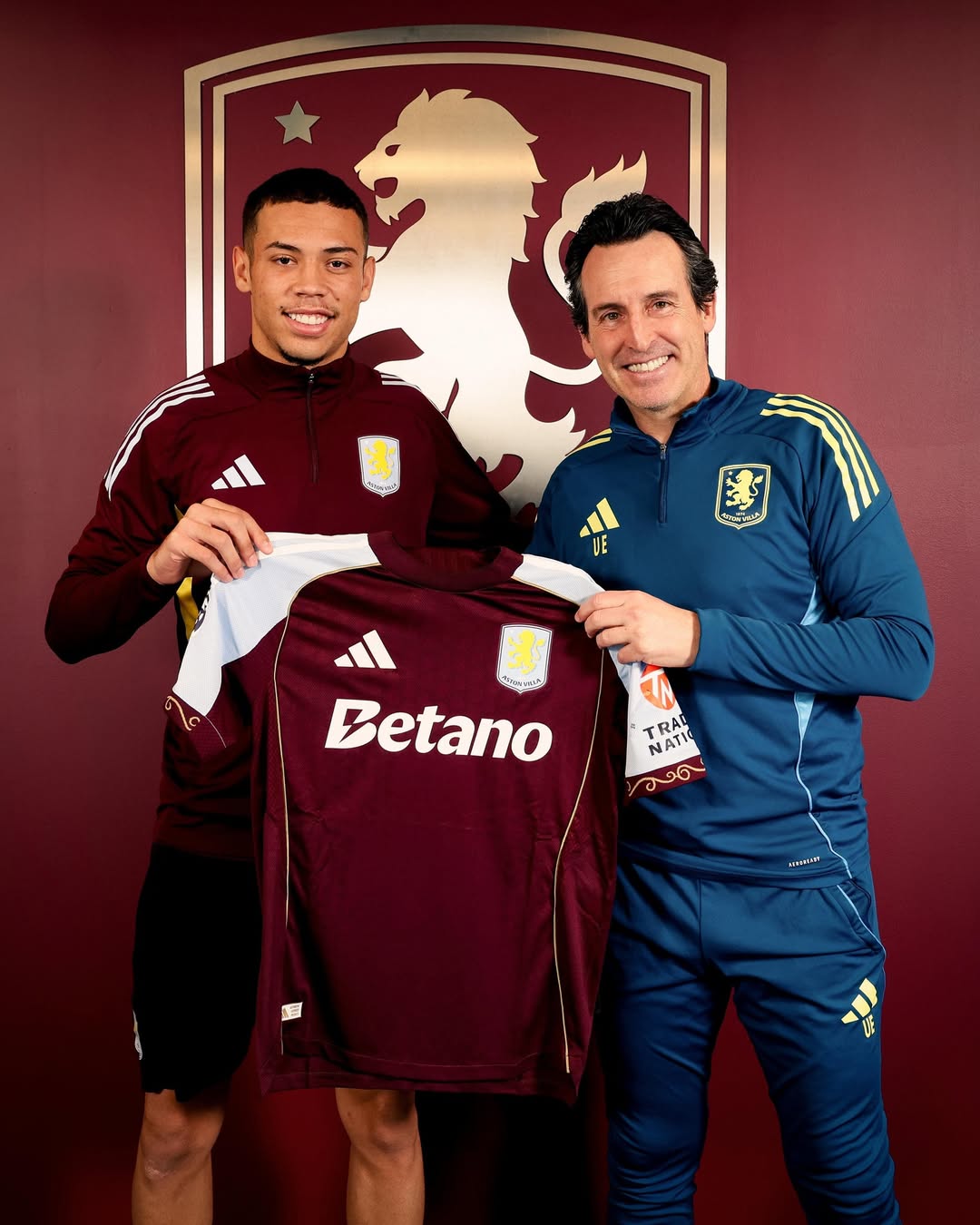 El extraordinario gesto del Dibu Mart&iacute;nez con un joven futbolista brasile&ntilde;o durante la premiaci&oacute;n del Aston Villa en la Europa League