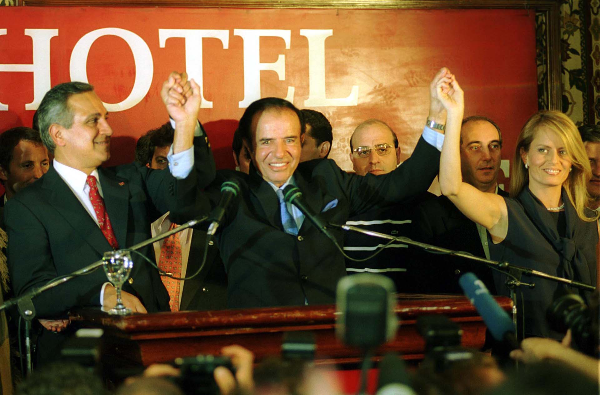De cara a las elecciones de las que luego se terminaría bajando, Carlos Menem junto a su esposa Cecilia Boloco y Juan Carlos Romero
