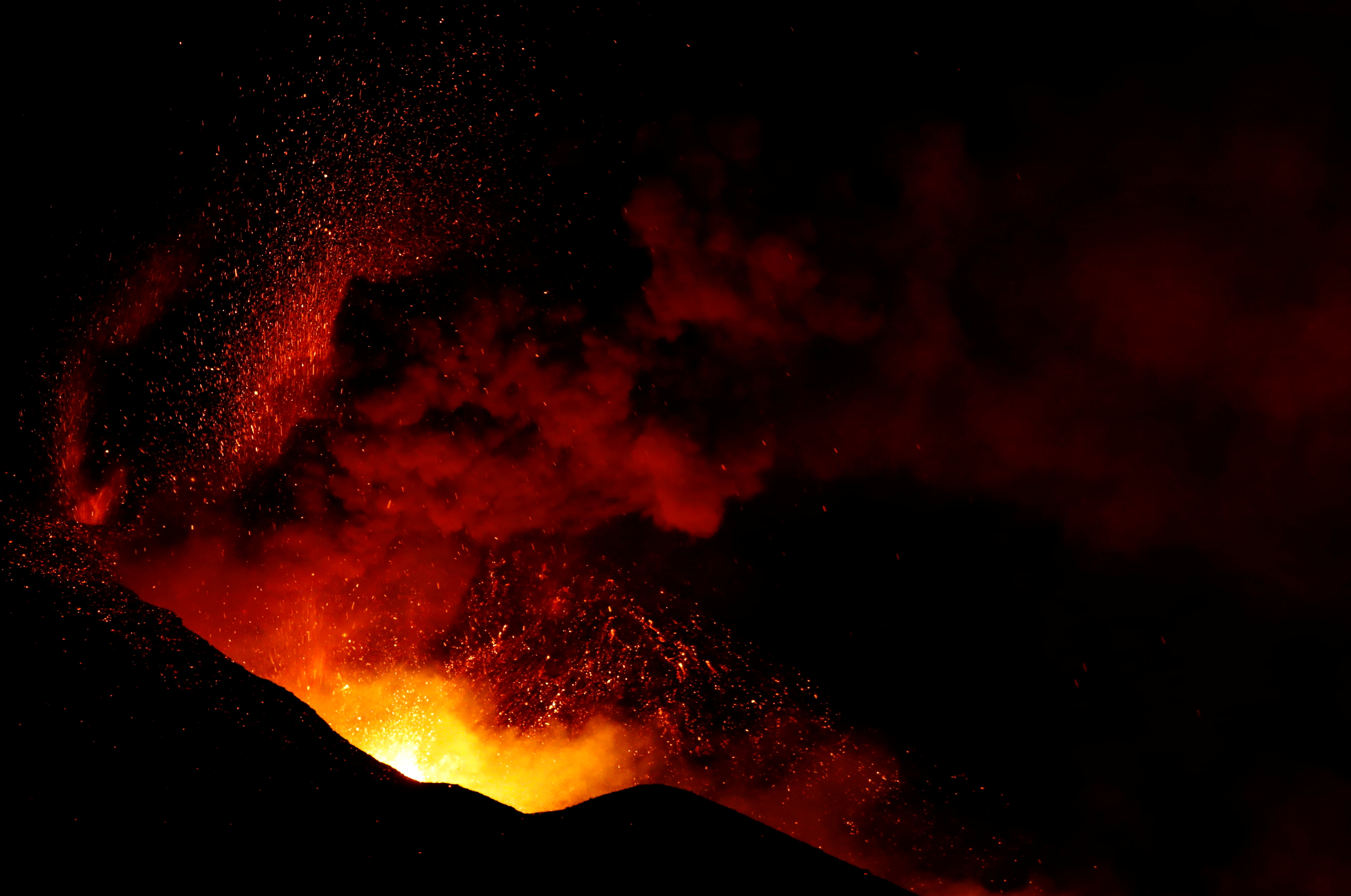 Volcán de La Palma: crece la emisión de lava y ceniza, mientras empeora la calidad del aire