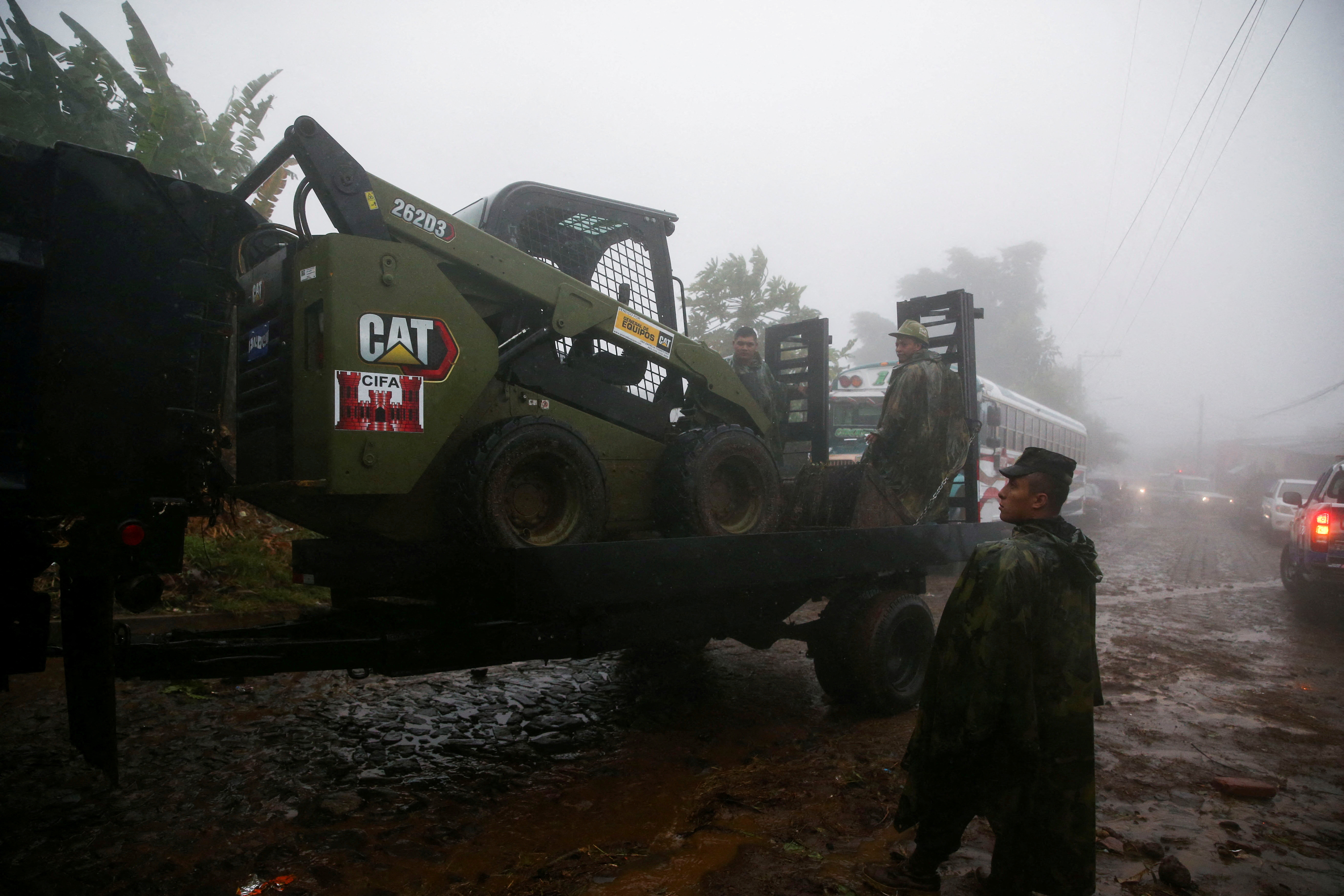 Maquinaria pesada llega al lugar donde murieron soldados salvadoreños en un derrumbe durante el impacto de la tormenta tropical Julia, en Comasagua (REUTERS/Jose Cabezas)