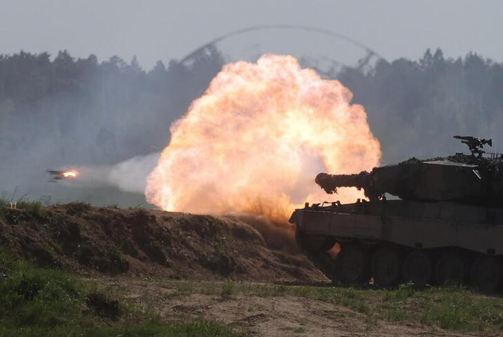 Imagen de archivo de un tanque Leopard 2PL polaco disparando (REUTERS/Kacper Pempel)