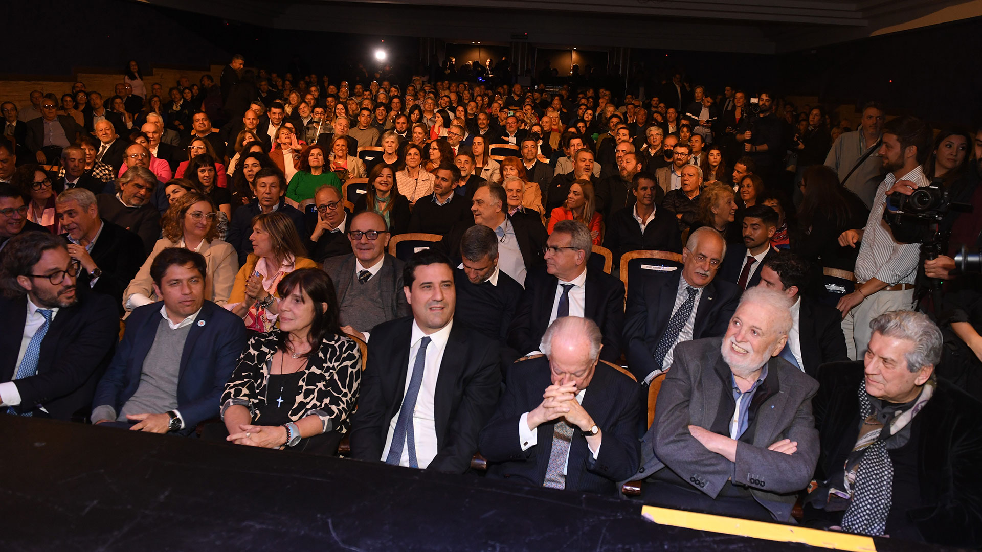 El titular de la UCR bonaerense, Maxi Abad, sentado en primera fila entre Carlos Corach y la sendora del FdT, Tersa García 