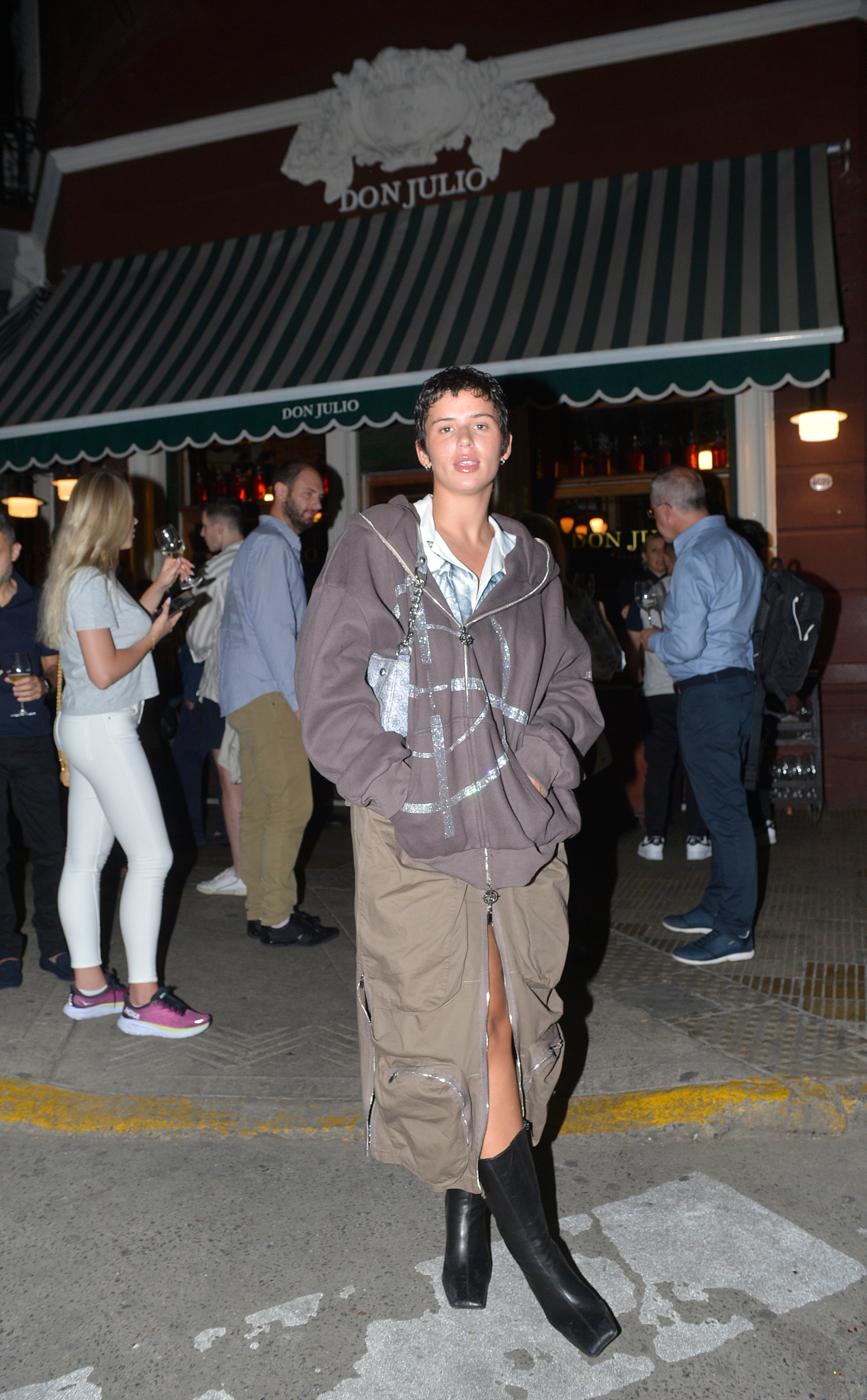 Nathy Peluso llegó a Buenos Aires y aprovechó para cenar en una reconocida parrilla de Palermo (Crédito: RS Fotos) 