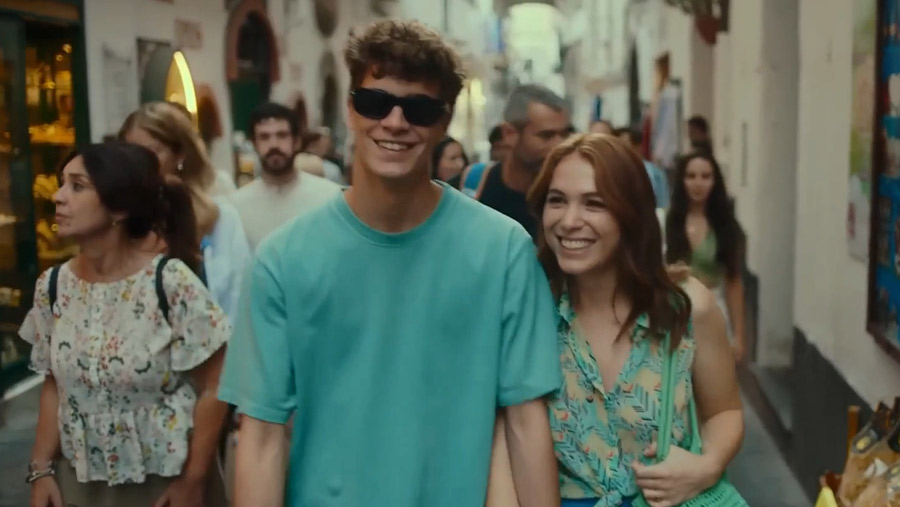 Vincenzo e Camilla si godono la città insieme "Sotto il sole di Amalfi".  (Netflix)