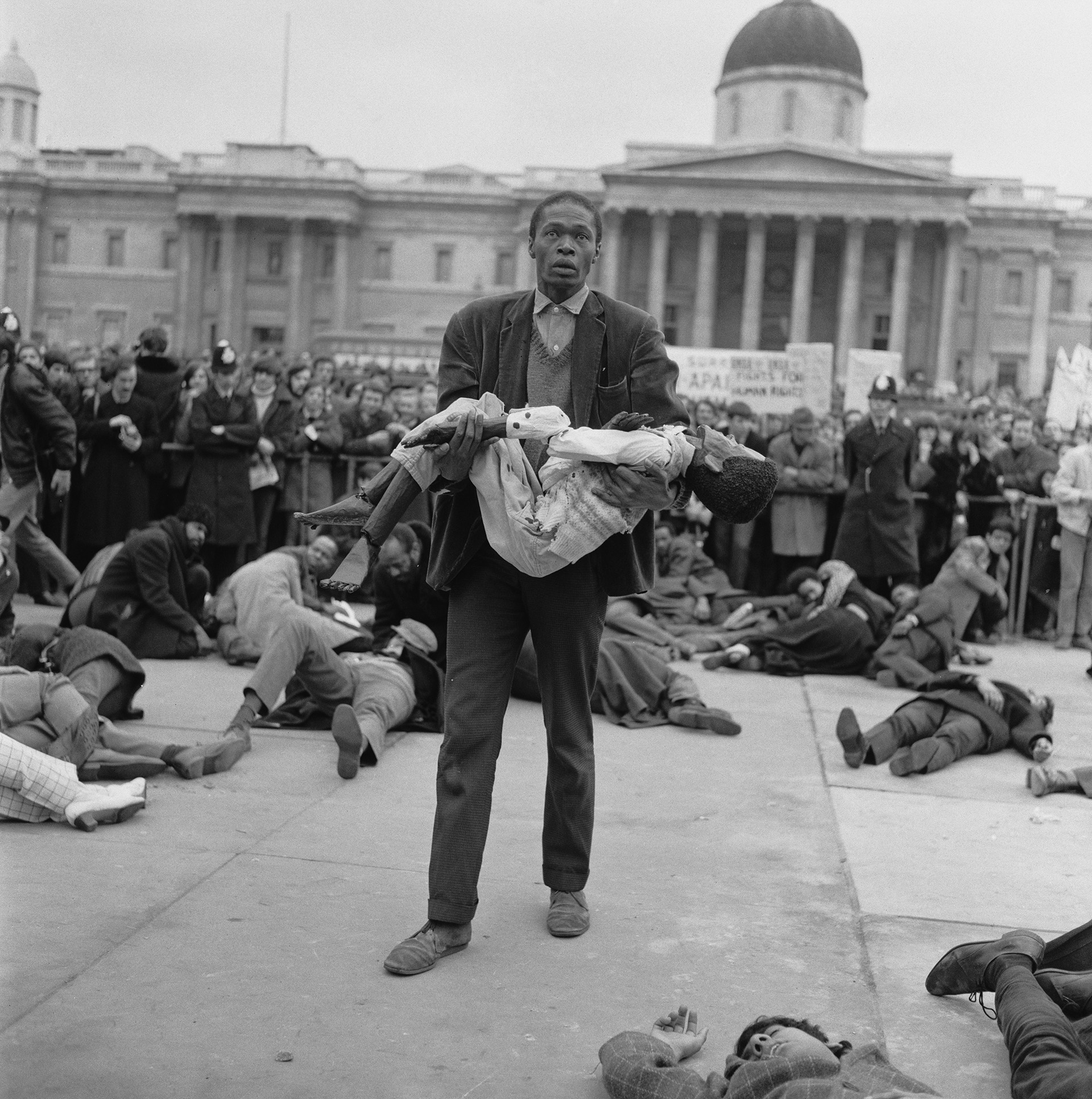 El 21 de marzo de 1960 la policía sudafricana acribilló a una multitud que protestaba frente a las puertas de una comisaría en Sharpeville. Pocos años después, la ONU instauró esa fecha como el Día internacional por la Eliminación de la Discriminación Racial (Roger Jackson/Central Press/Hulton Archive/Getty Images)