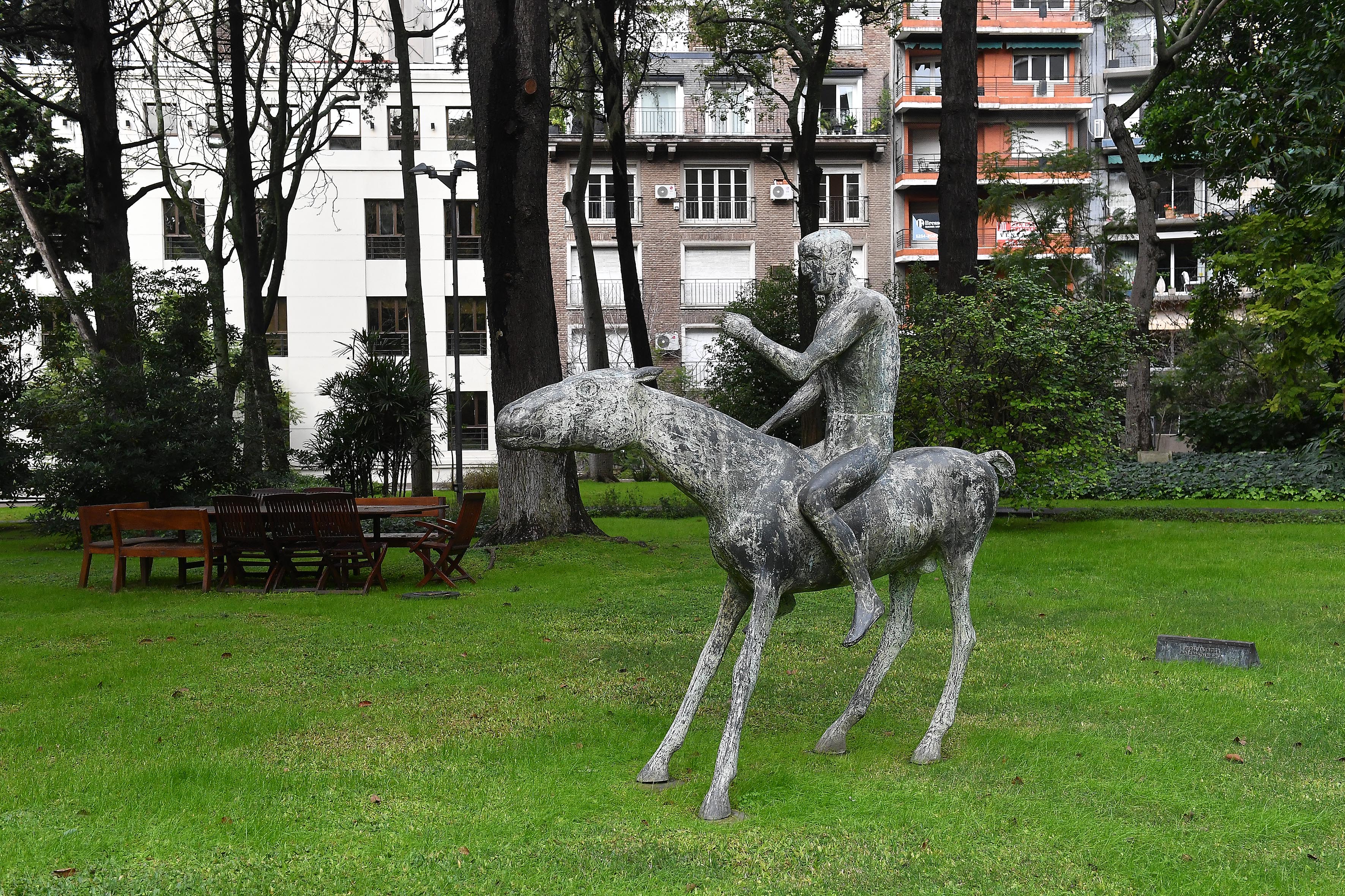 Esta obra de la escultora Elizabeth Frink celebra el restablecimiento de las relaciones diplomáticas entre la Argentina y el Reino Unido tras el conflicto del Atlántico Sur (Maximiliano Luna)