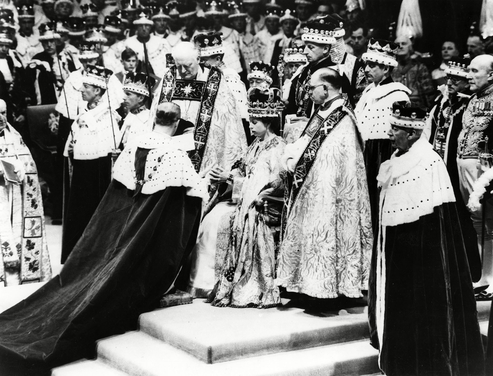 El 6 de febrero de 1952 Isabel de Windsor se convirtió en reina de Inglaterra tras la muerte de su padre, el rey Jorge VI, y en 1957 le concedió a su marido el título de príncipe del Reino Unido