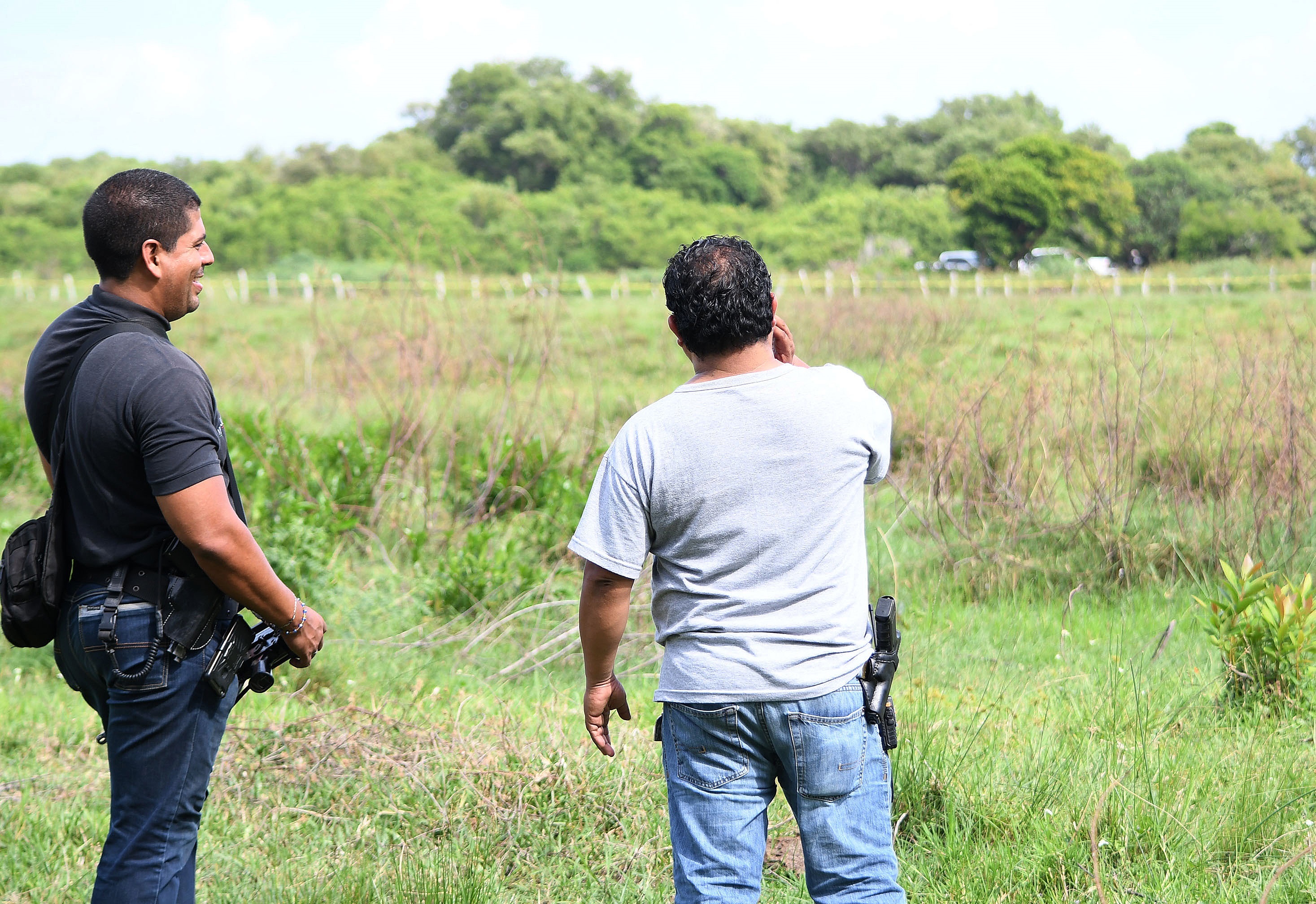 Policías ministeriales resguardan la zona donde hallaron una fosa clandestina en la comunidad del Arbolillo, en el municipio de Alvarado, estado de Veracruz (México). EFE/Miguel Victoria
