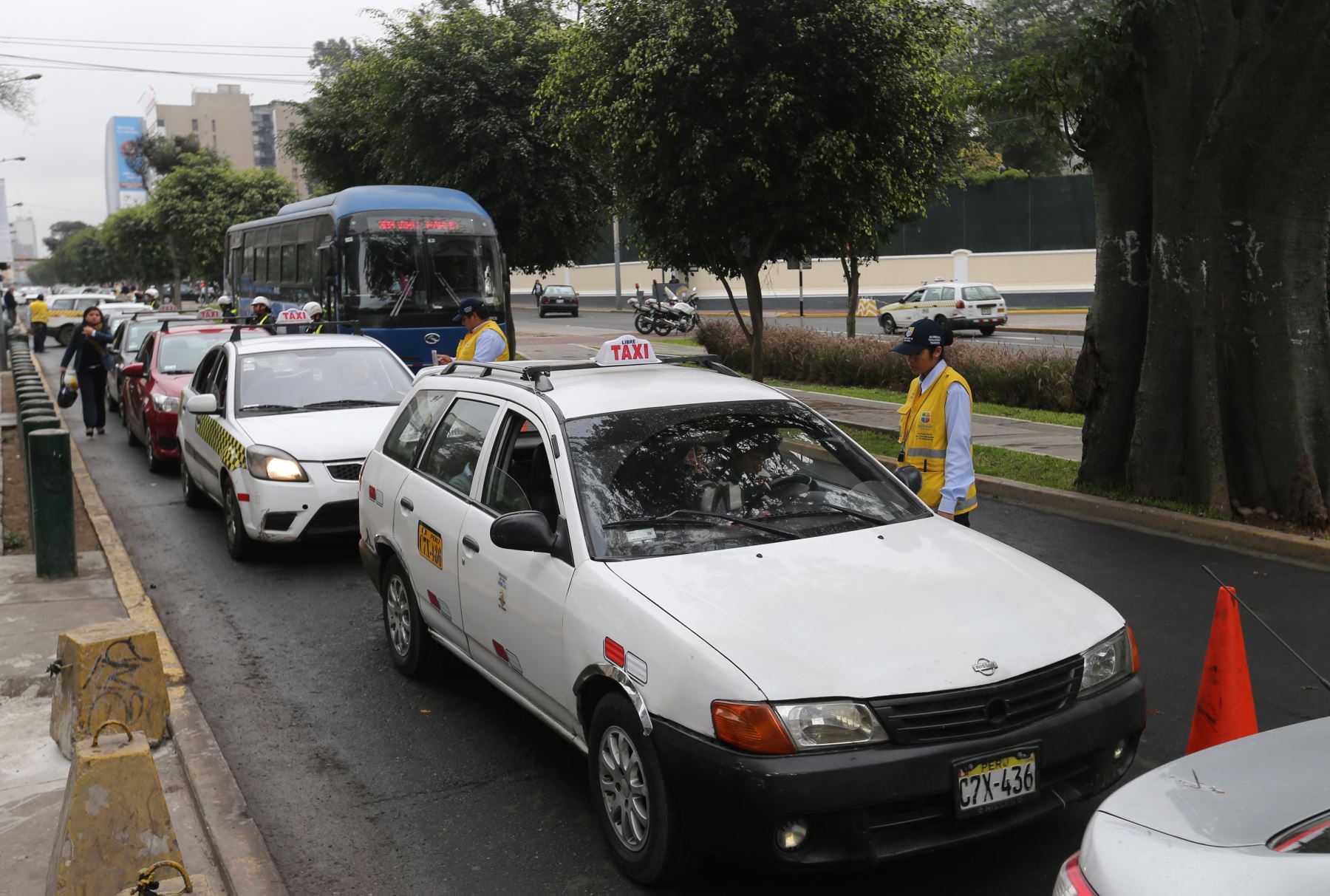 El transporte público de Lima en crisis tras pretensión de formalizar a taxis colectivos. También se ha puesto en la mira a autoridades de la ATU.