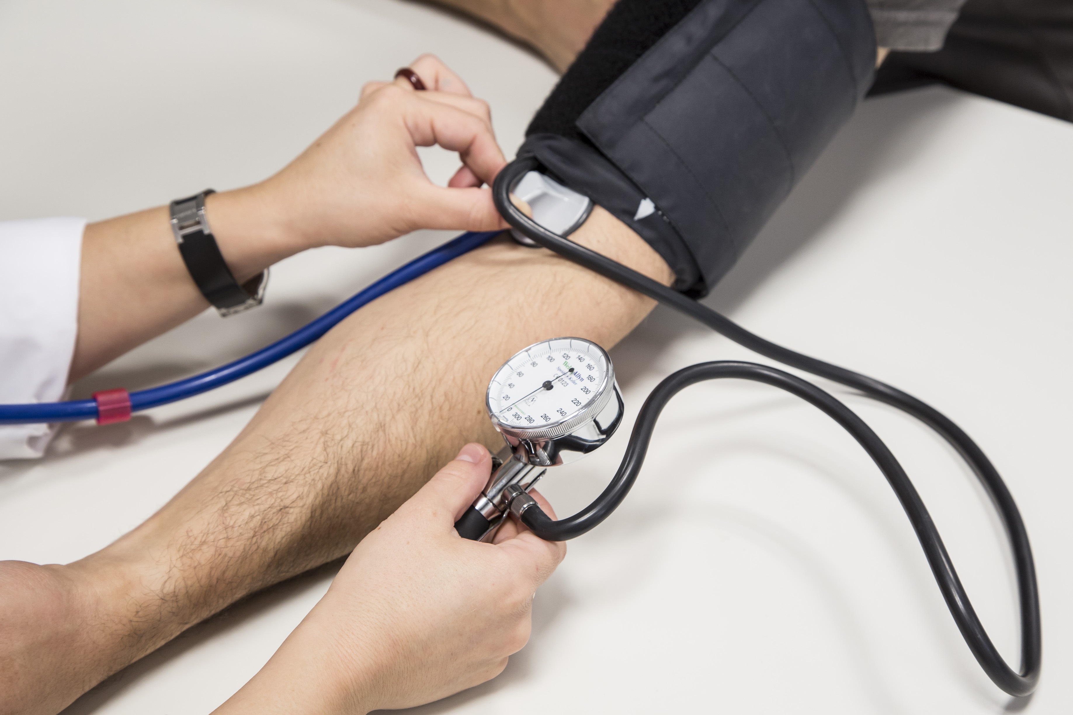 El equipo de investigadores sugirió un uso más generalizado del control ambulatorio de la presión arterial (Europa Press) 
