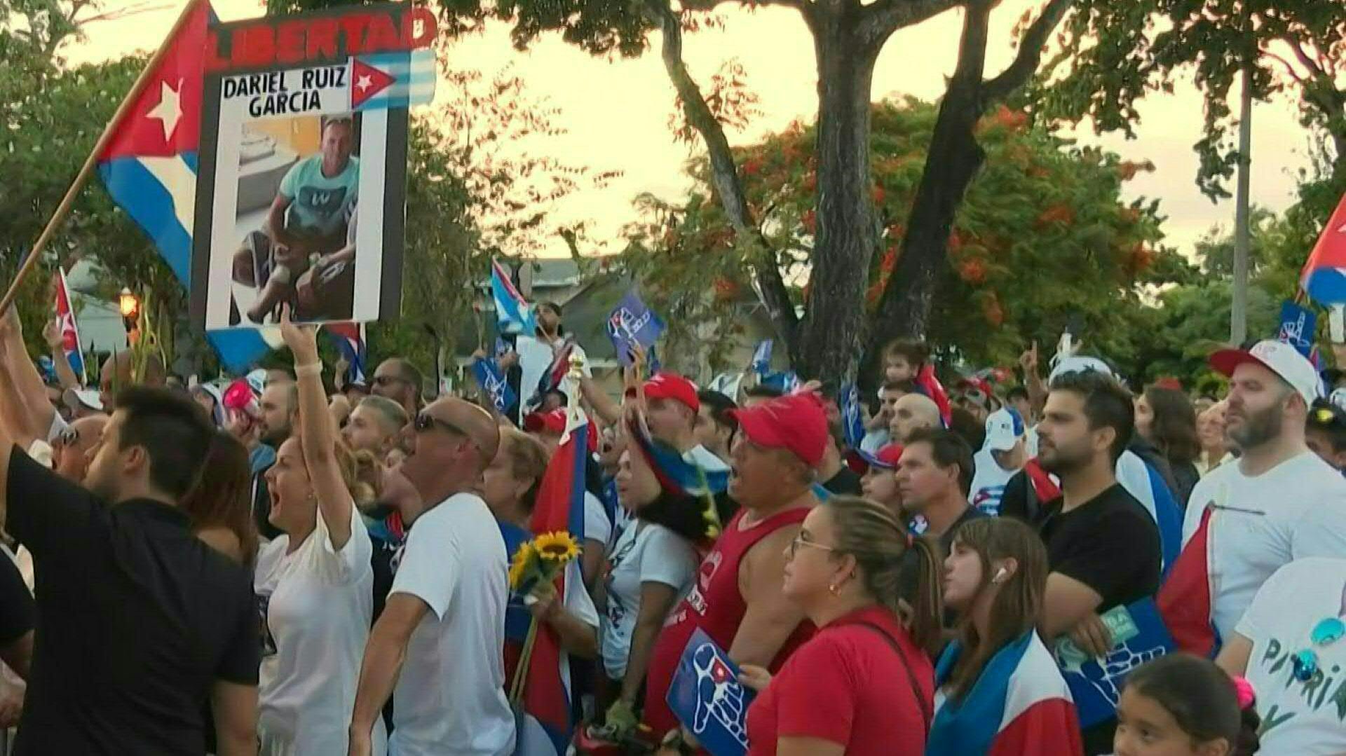 Cientos de miembros de la comunidad cubana de Miami se manifestaron en la ciudad estadounidense para recordar las históricas protestas de 11 de julio de 2021 en Cuba contra el régimen de Miguel Díaz-Canel. AFP