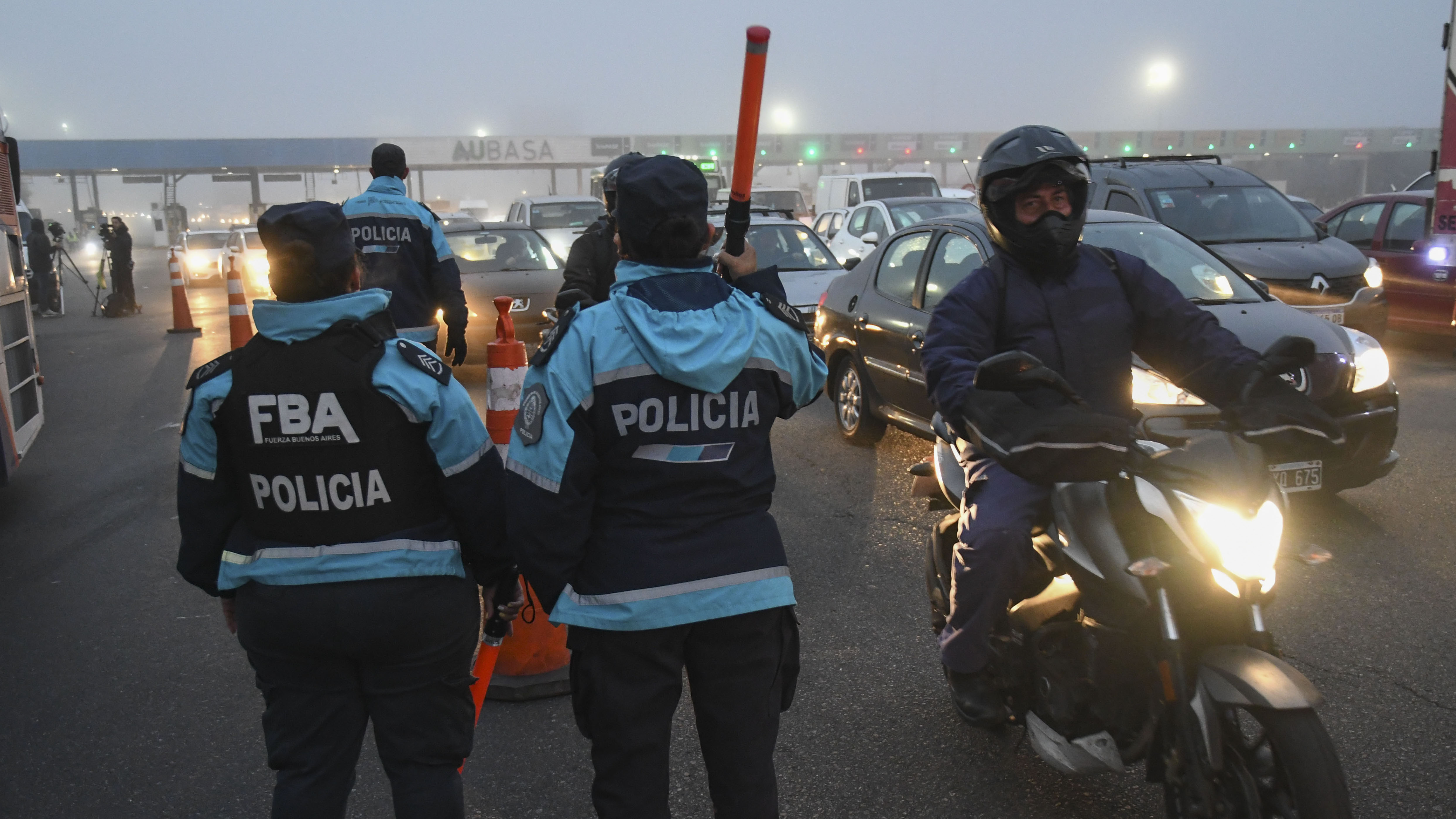 Se precisó la presencia de la policía para ayudar a controlar el tráfico (Télam)