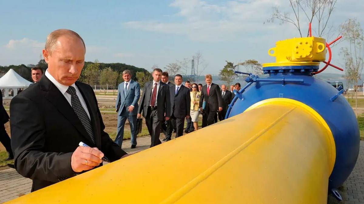 Vladimir Putin durante la inauguración de un nuevo oleoducto en 2020 que lleva petróleo hacia los puertosdel Pacífico, desde donde exporta hacia China y otros países asiáticos a pesar de la ssanciones. (Pres. Kremlin)