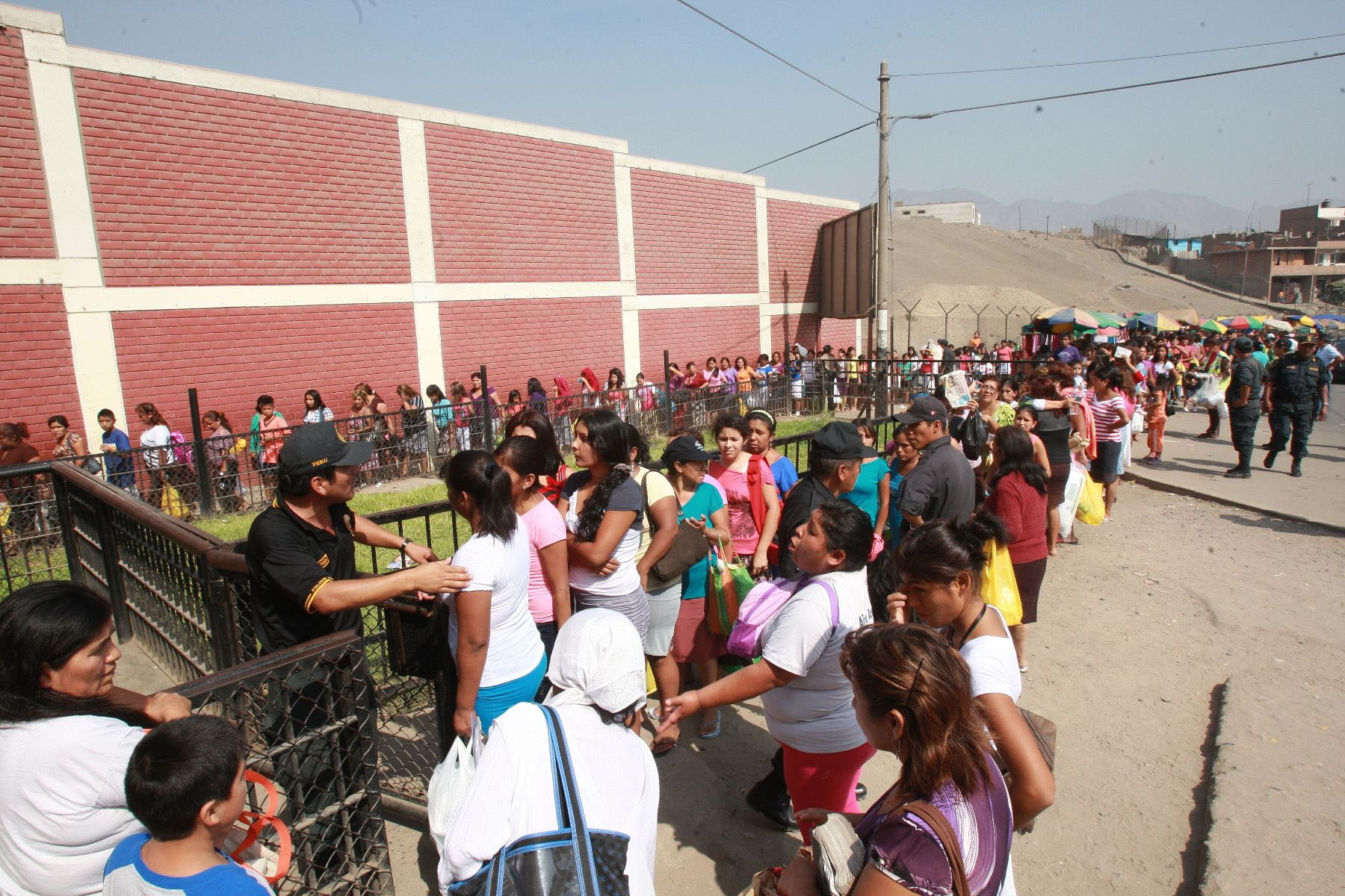 Visitas a internos del penal de San Juan de Lurigancho, en Lima, Perú. Foto: Agencia Andina.