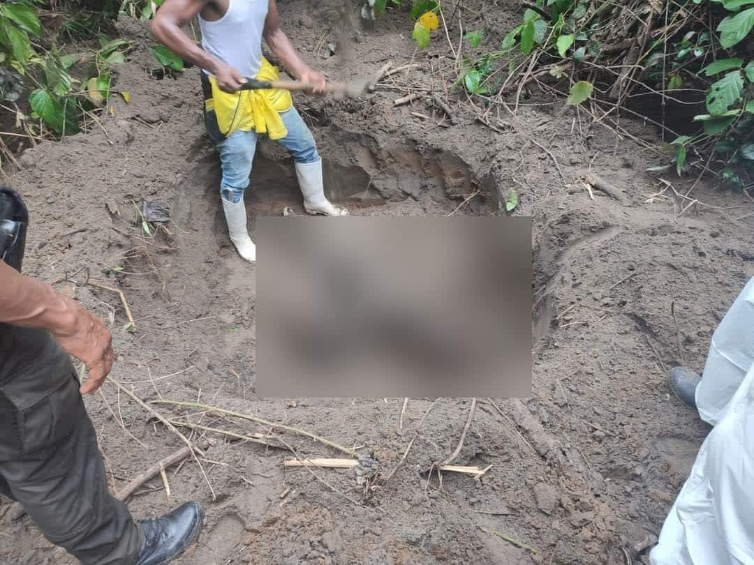 Los cuerpos de las jóvenes fueron enterrados a las orillas del río Esmeraldas. (Twitter/ Edison Mendoza)