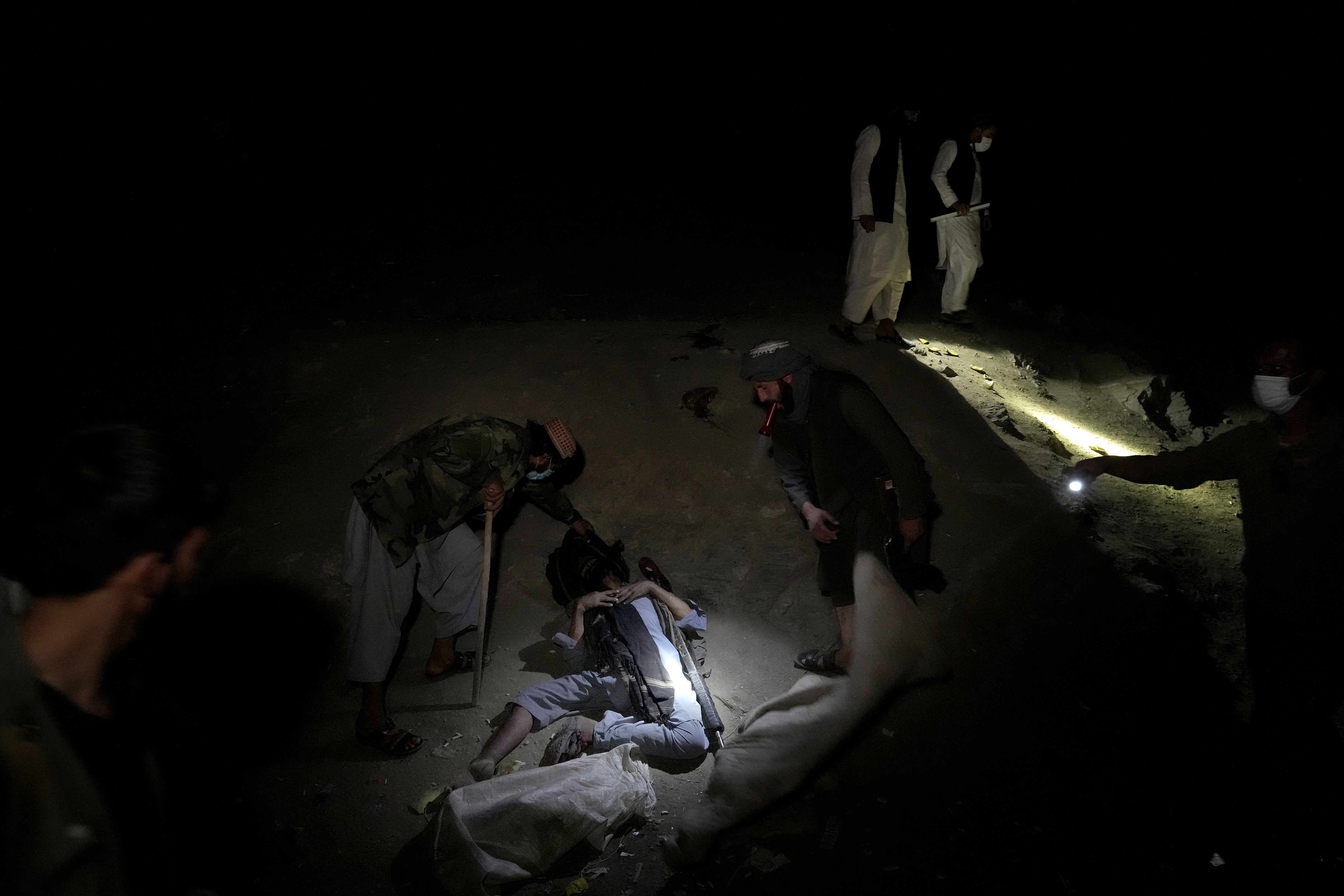 Los talibanes han lanzado una agresiva campaña para erradicar el cultivo de adormidera. Pero bajo su régimen la adicción crece (AP Photo/Ebrahim Noroozi)