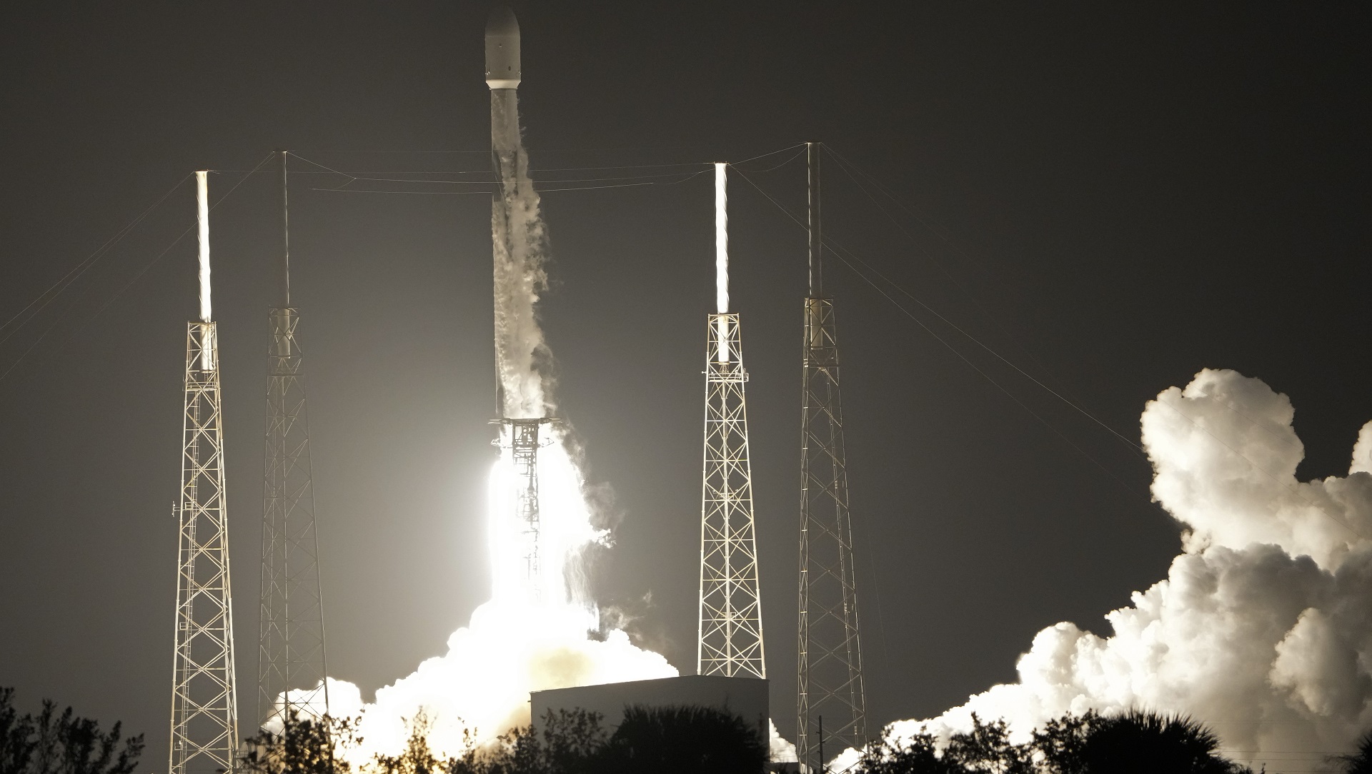 Un cohete Falcon 9 de SpaceX que transporta dos vehículos lunares, de Japón y Emiratos Árabes Unidos, sale del Complejo de Lanzamiento 40 en la base de la Fuerza Espacial en Cabo Cañaveral, Florida (AP Foto/John Raoux)