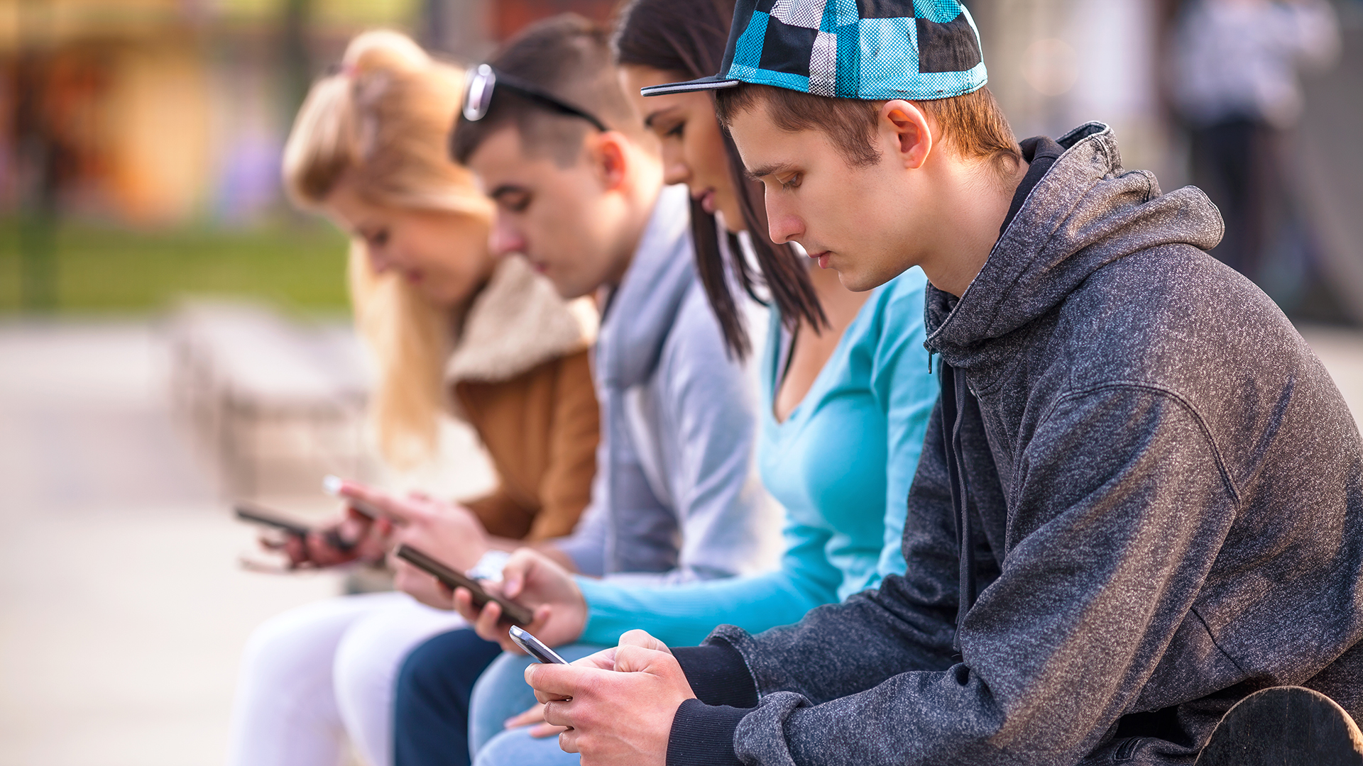 Los jóvenes de la generación smartphone son menos rebeldes,
 según la autora (iStock)