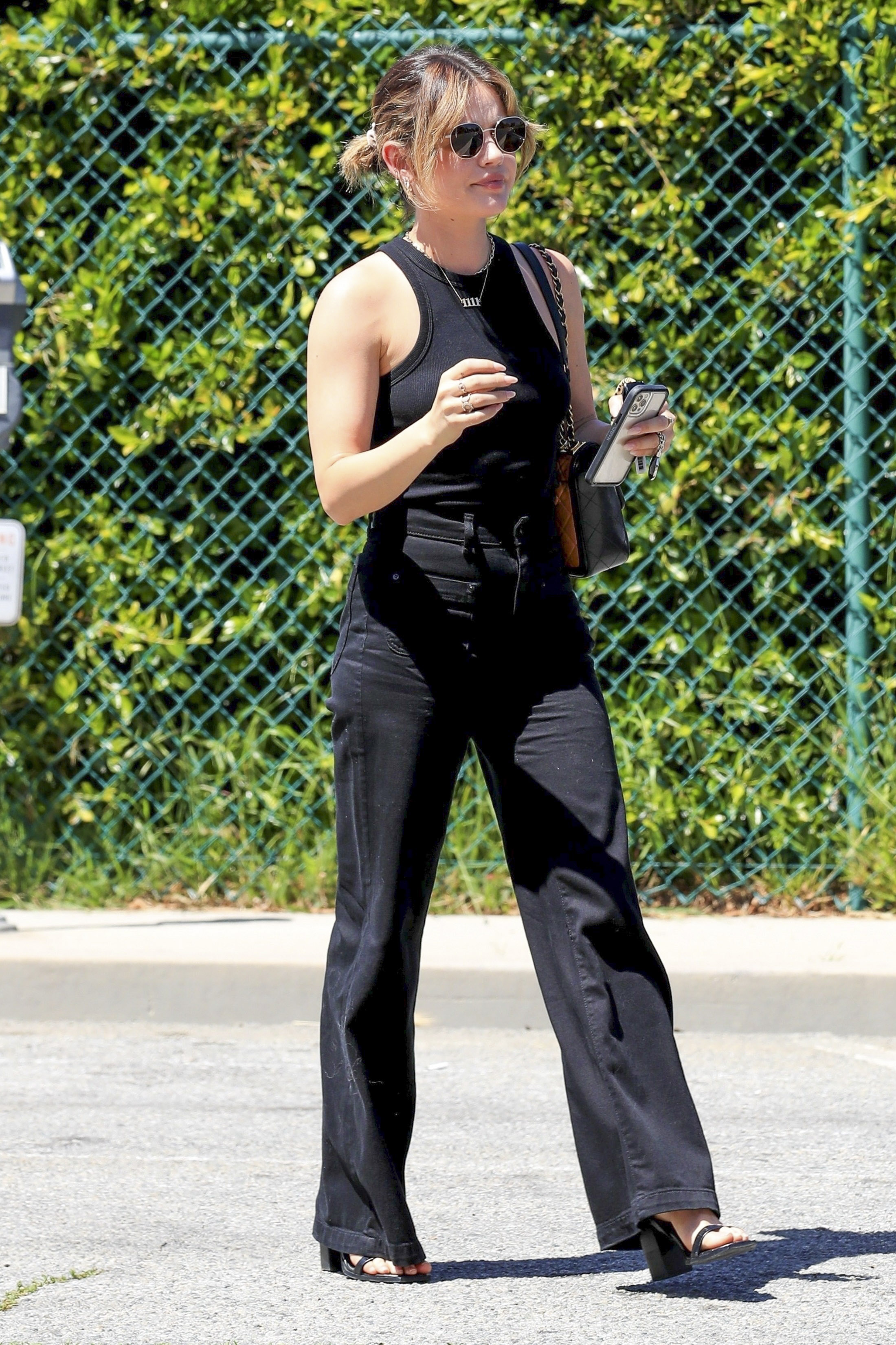 Lucy Hale fue fotografiada cuando regresaba a su auto luego de dar hacer compras en un paseo comercial de Los Ángeles. Lució un look casual: pantalón y musculosa negra y cartera de cuero. Además, llevó lentes de sol (Fotos: The Grosby Group)