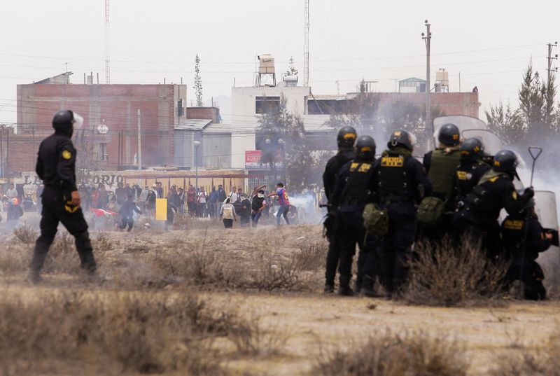 Los aeropuertos son los puntos de ataque de manifestantes y crece incertidumbre ante posible cancelaciones de vuelos - Infobae