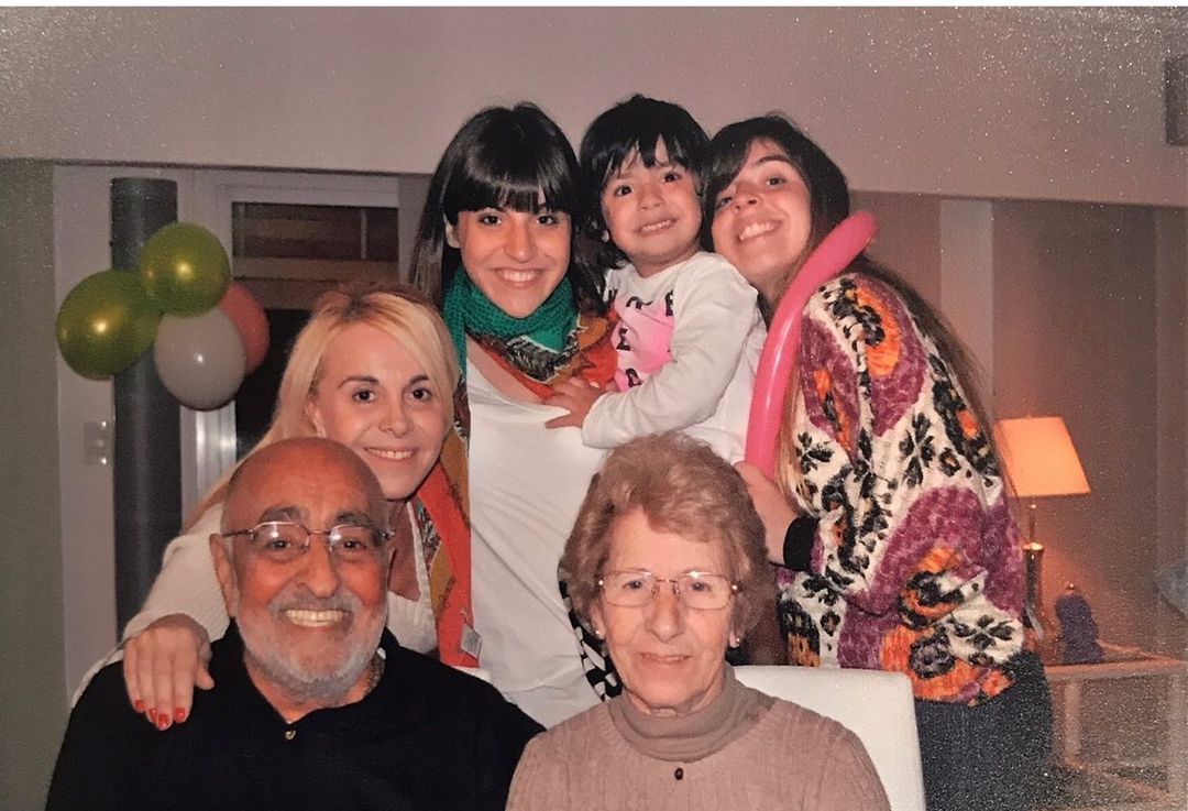 Pochi y Coco Villafañe junto a su hija Claudia, sus nietas Dalma y Gianinna y su bisnieto Benjamín