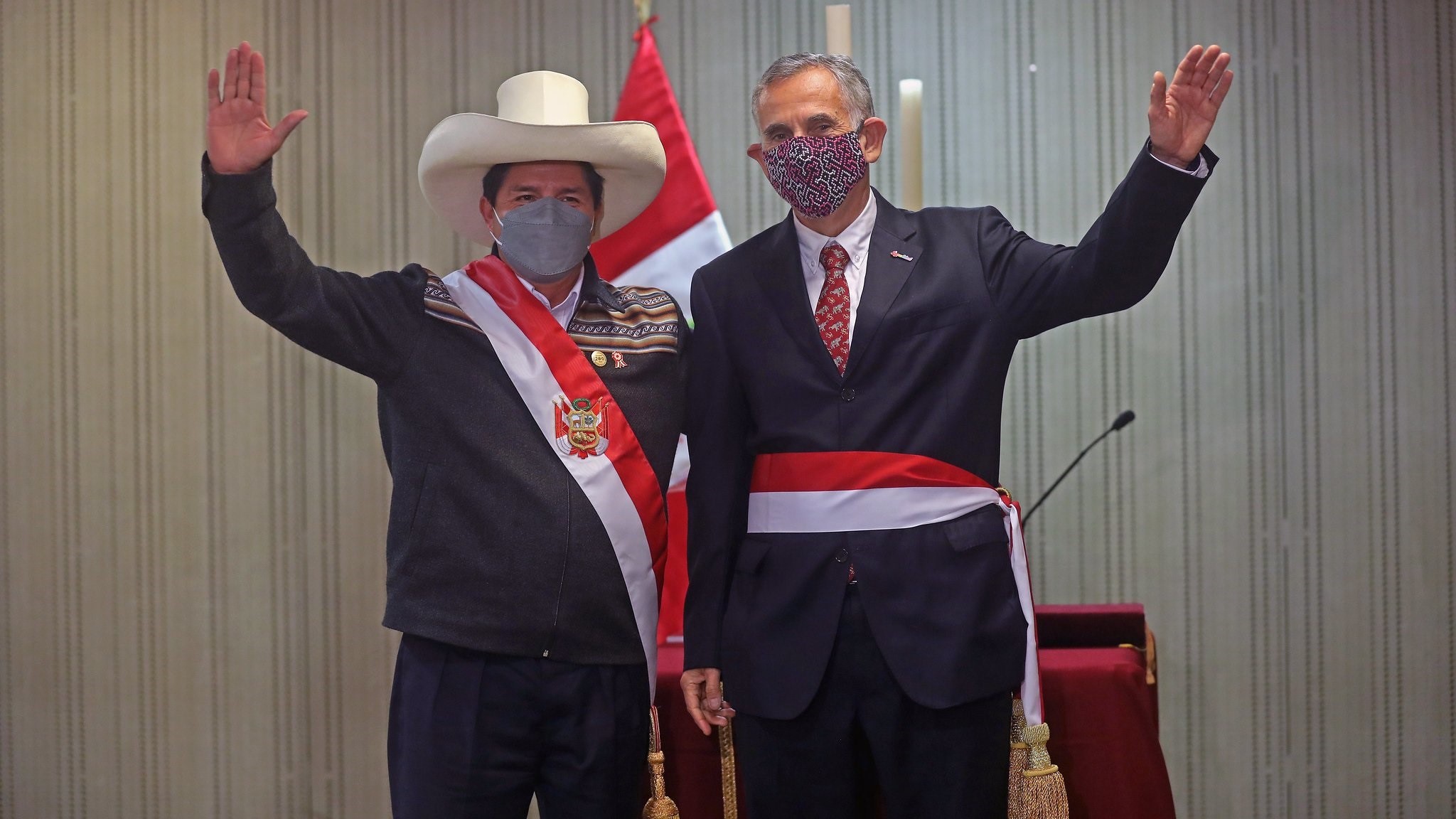 El presidente de Perú, Pedro Castillo, y el nuevo ministro de Economía, Pedro Francke (FOTO: EUROPA PRESS)
