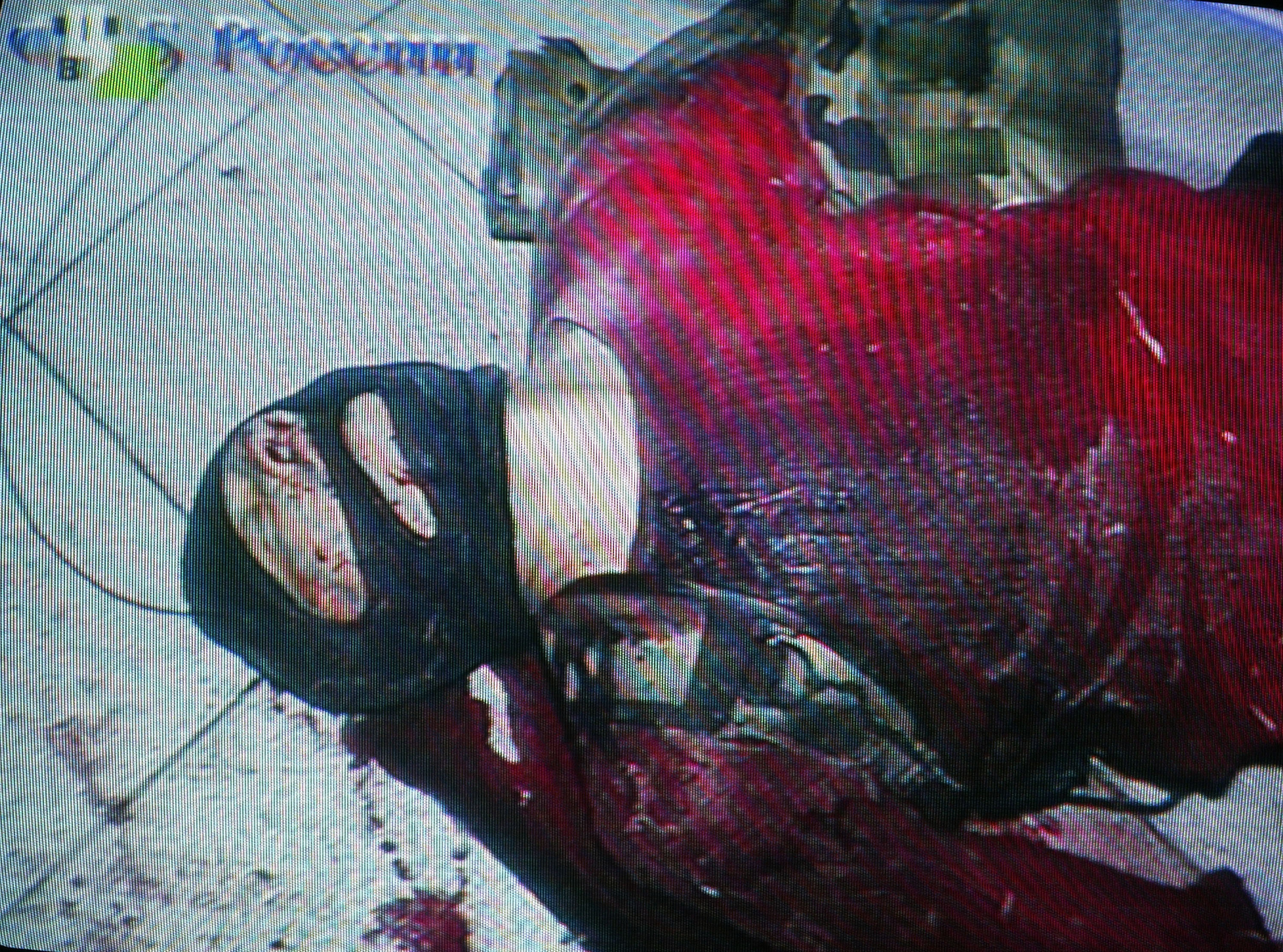 Captura de la televisión rusa muestra un secuestrador checheno muerto  cuando las fuerzas rusas intentaban tomar el control del teatro.   (Photo by Russian Television/Getty Images) 