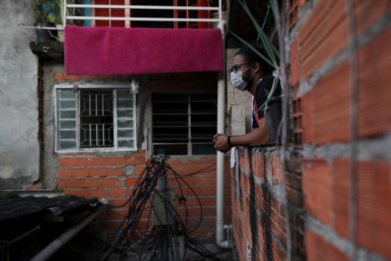 Residentes de  la favela de Paraisopolis en Sao Paulo contrataron a un equipo médico privado para combatir al coronavirus, en Sao Paulo, Brasil, el 30 de marzo de 2020. REUTERS/Amanda Perobelli