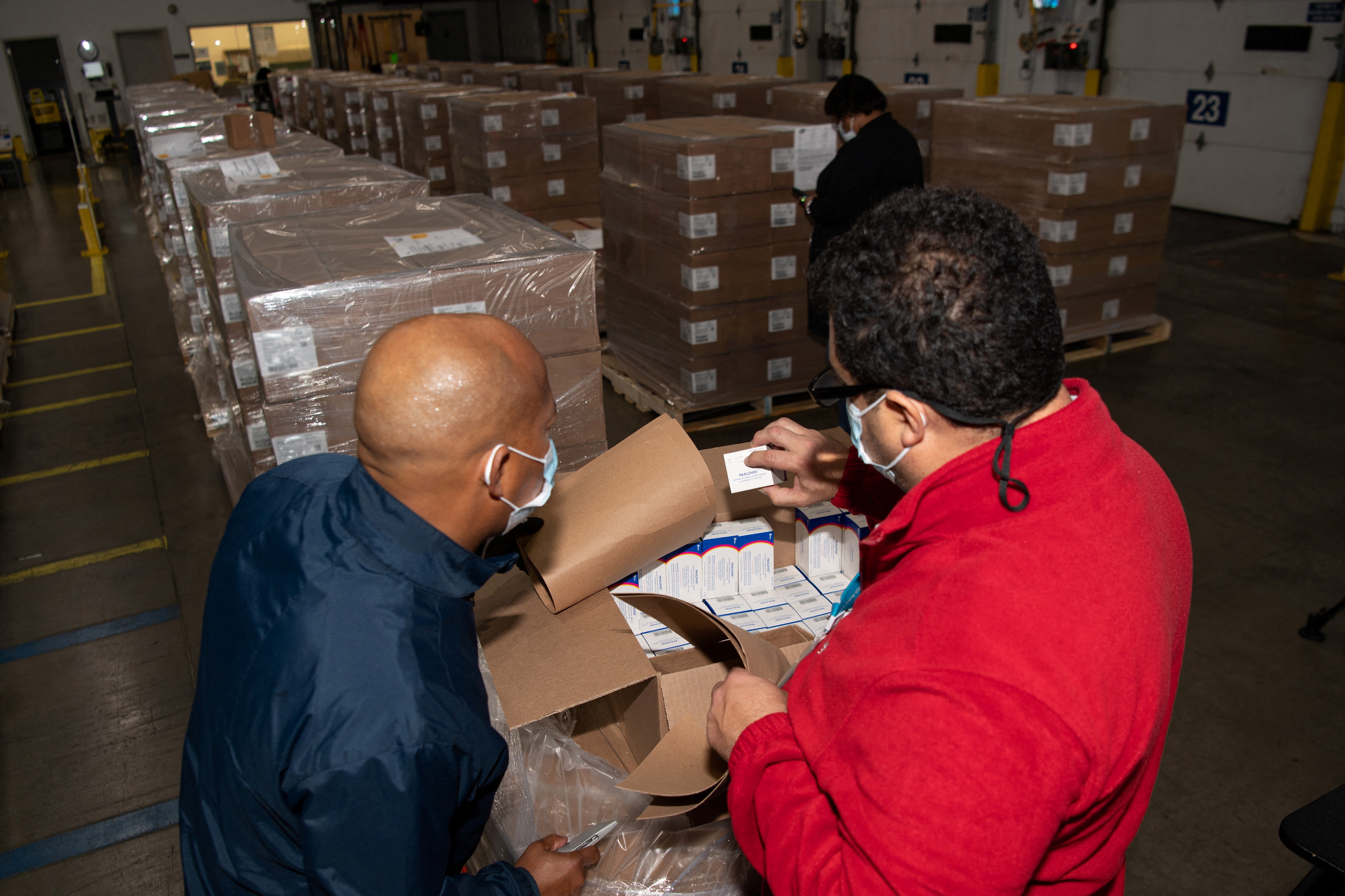Los empleados de Pfizer marcan las cajas que contienen Paxlovid (Reuters)