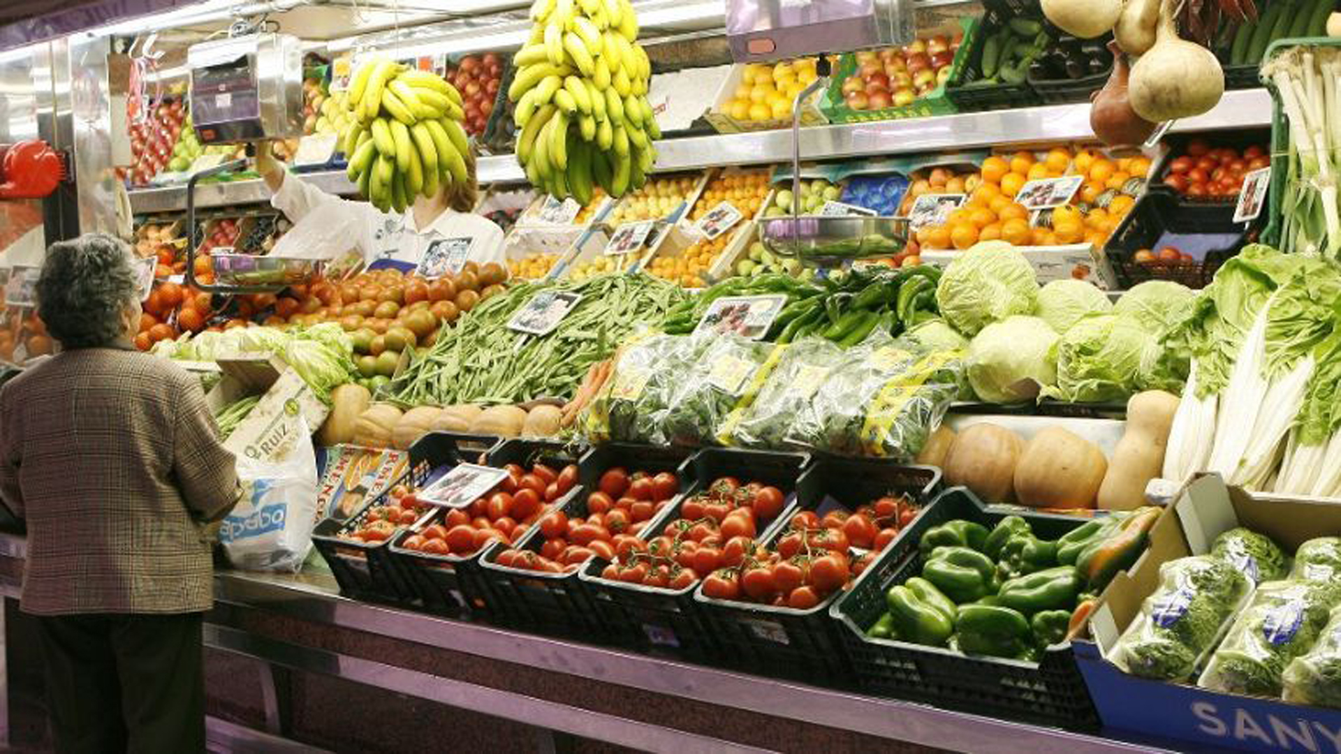 Los precios internacionales de los alimentos retrocedieron por onceavo mes consecutivo pero en la Argentina las subas continúan
