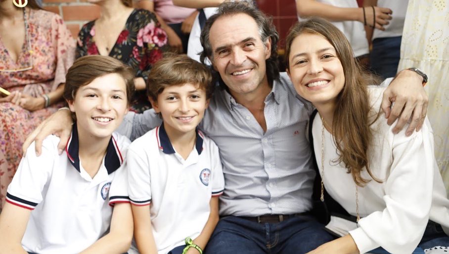 Federico Gutiérrez llegó por sorpresa al colegio de sus hijos - Infobae