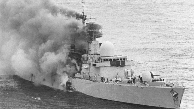 El 4 de mayo de 1982, el destructor HMS Sheffield fue alcanzado por uno de los dos misiles Exocet lanzado por un par de aviones Super Etendard que operaban desde la Base Aeronaval de Río Grande, en Tierra del Fuego