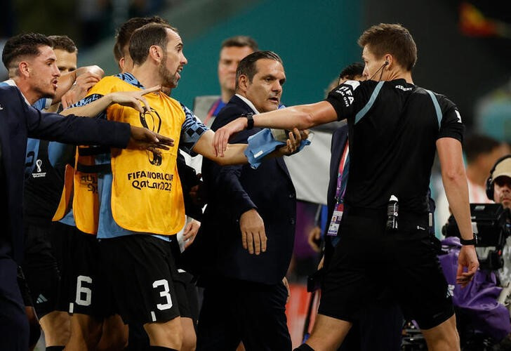 Diego Godín e outros três jogadores constavam do arquivo aberto pela Fifa (Foto: Reuters)