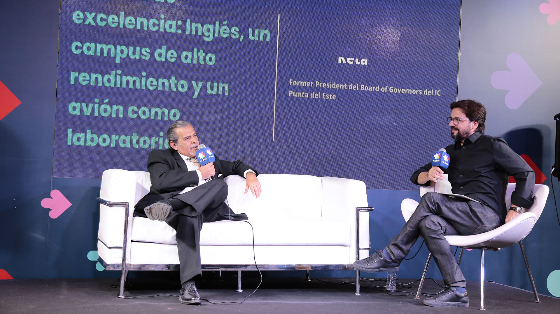 Daniel Reta entrevistado por Patricio Zunini en el auditorio de Ticmas en la Feria del Libro