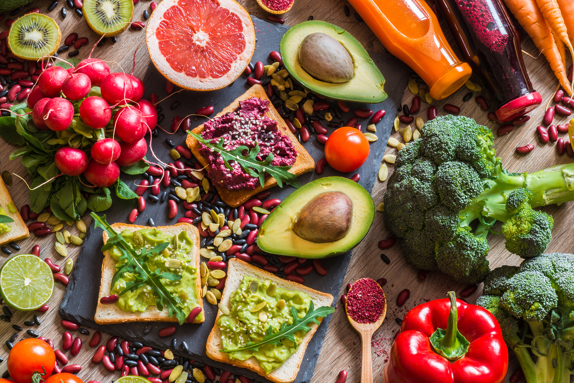 Frutas y verduras constituyen la base de la pirámide nutricional (Shutterstock)