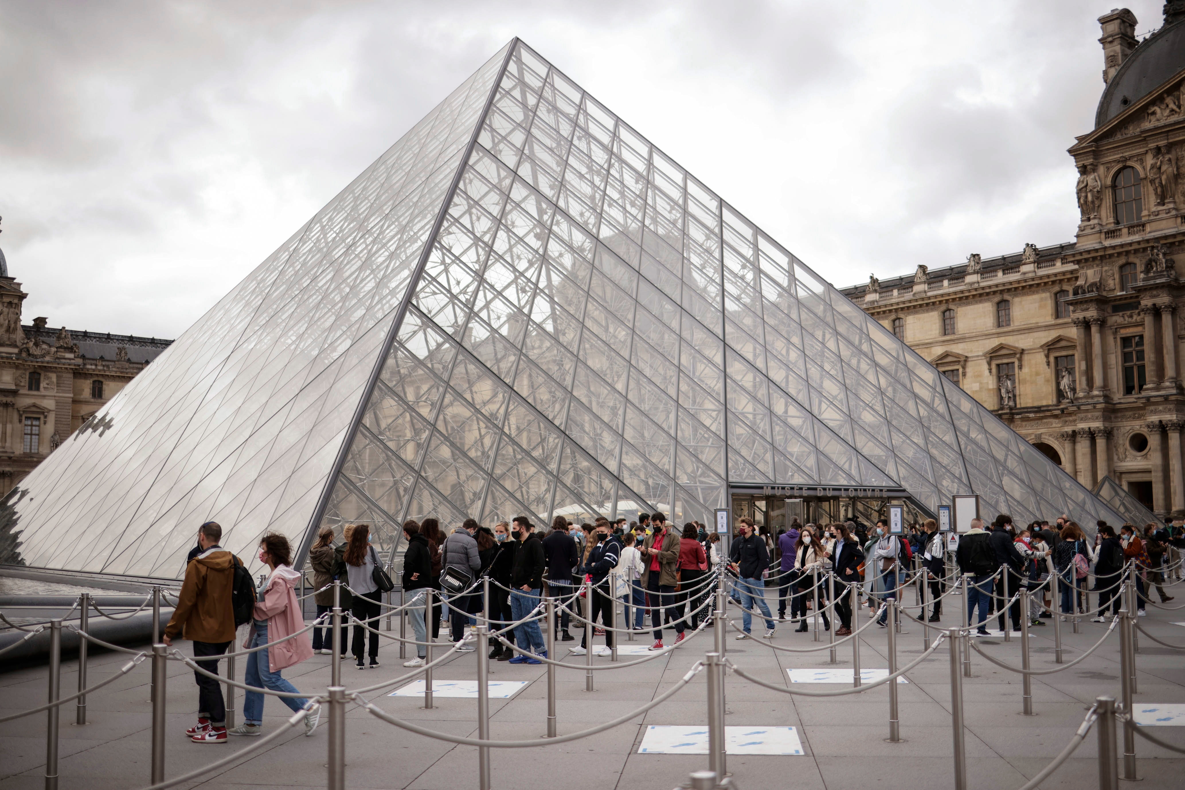 Menos visitas diarias, el nuevo método del Museo del Louvre para mejorar la experiencia 