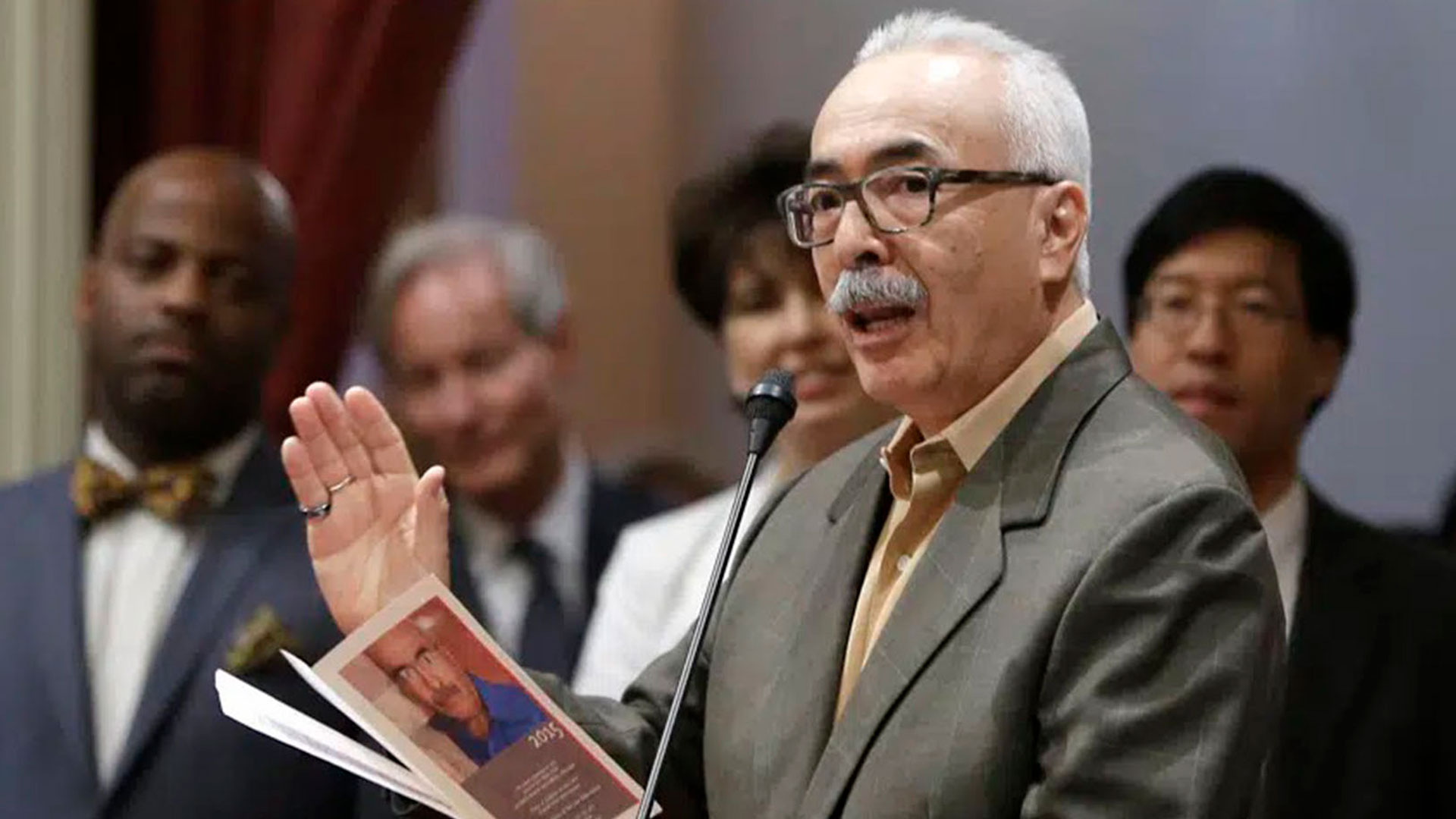 Juan Felipe Herrera, el primer poeta latino laureado en Estados Unidos con la Medalla Frost, lee uno de sus poemas ante el Senado del Estado de California el 6 de julio de 2015 (Foto de archivo: AP Photo/ Rich Pedroncelli)