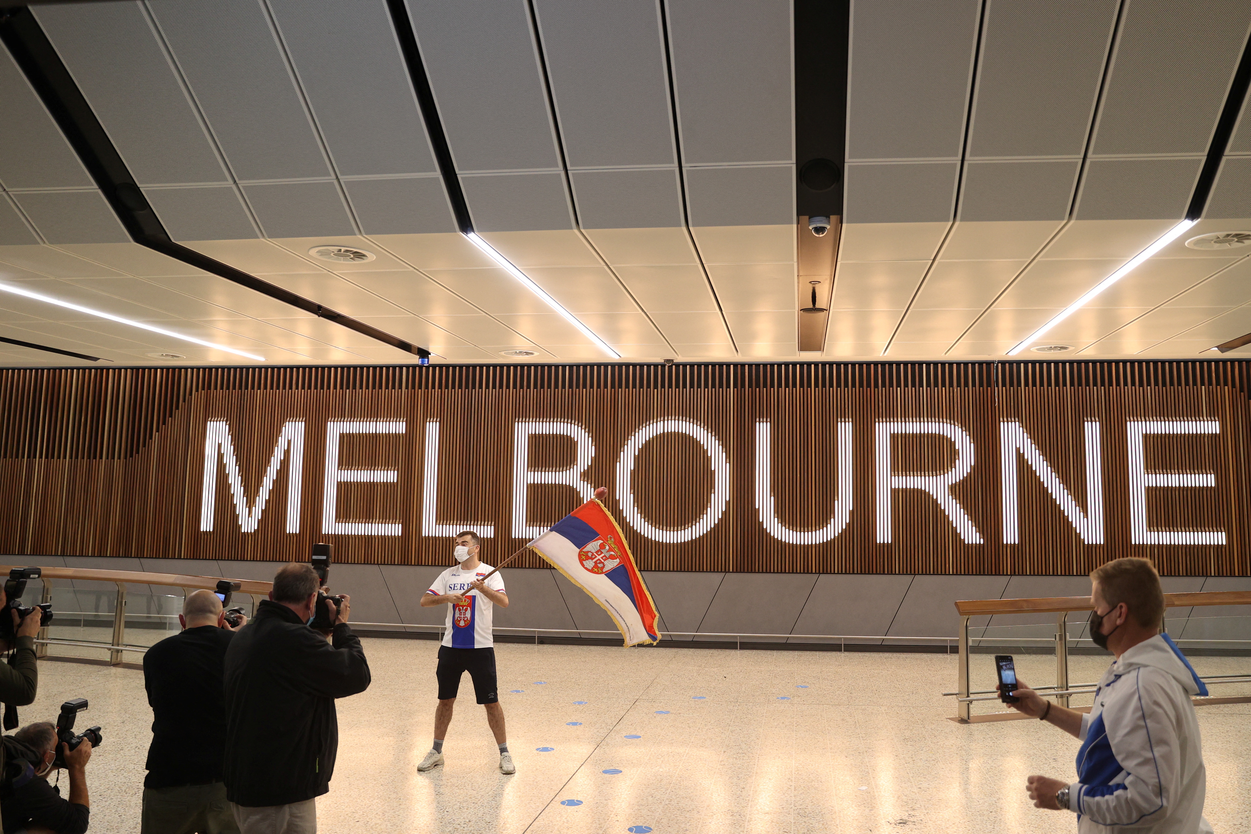 Un fanático de Djokovic, en el aeropuerto de Melbourne (Reuters)
