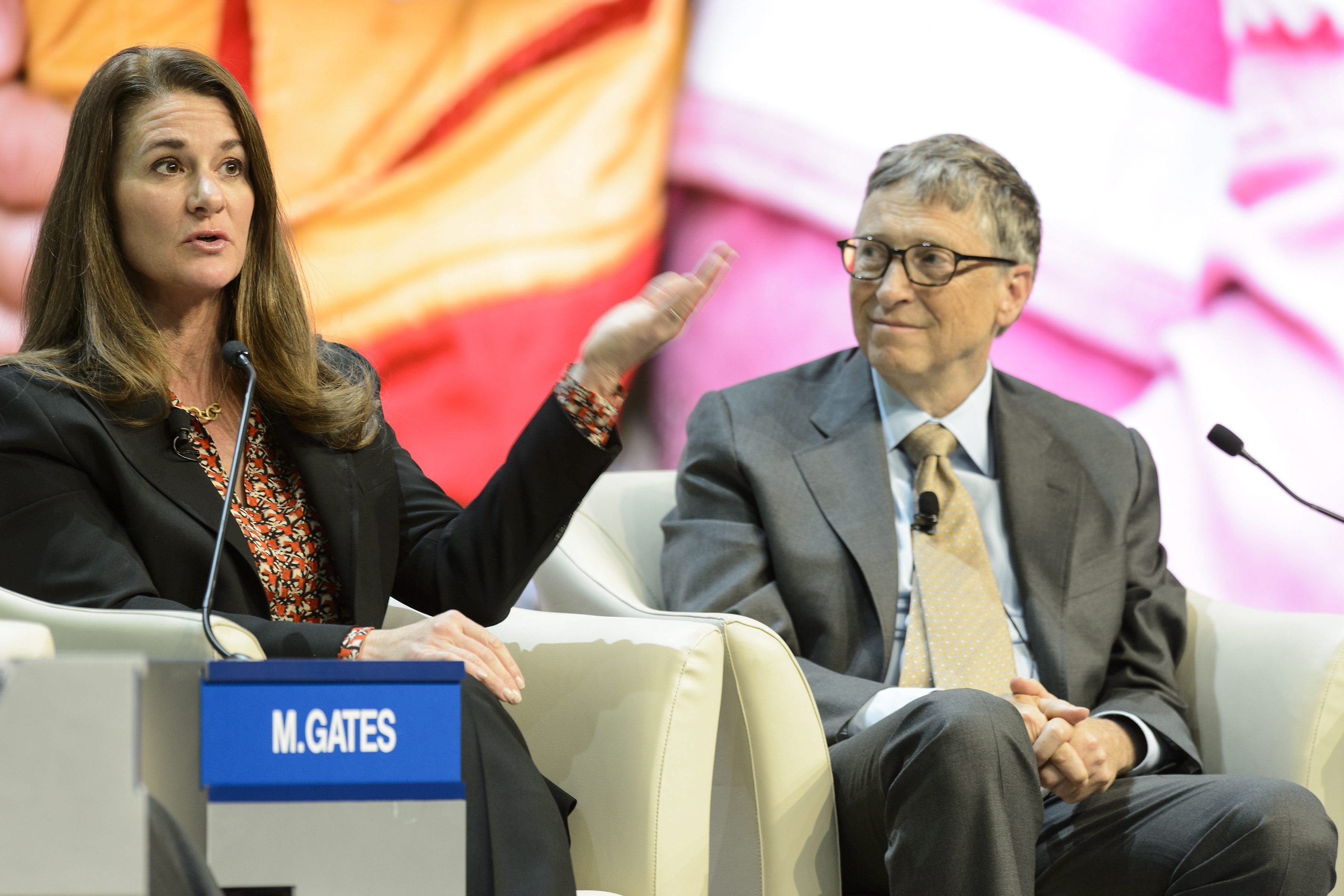 El co-fundador de Microsoft y filántropo Bill Gates (d), participa junto con su mujer Melinda Gates (i), copresidenta junto con él de la Fundación Bill y Melinda Gates, durante una mesa redonda. EFE/LAURENT GILLIERON/Archivo
