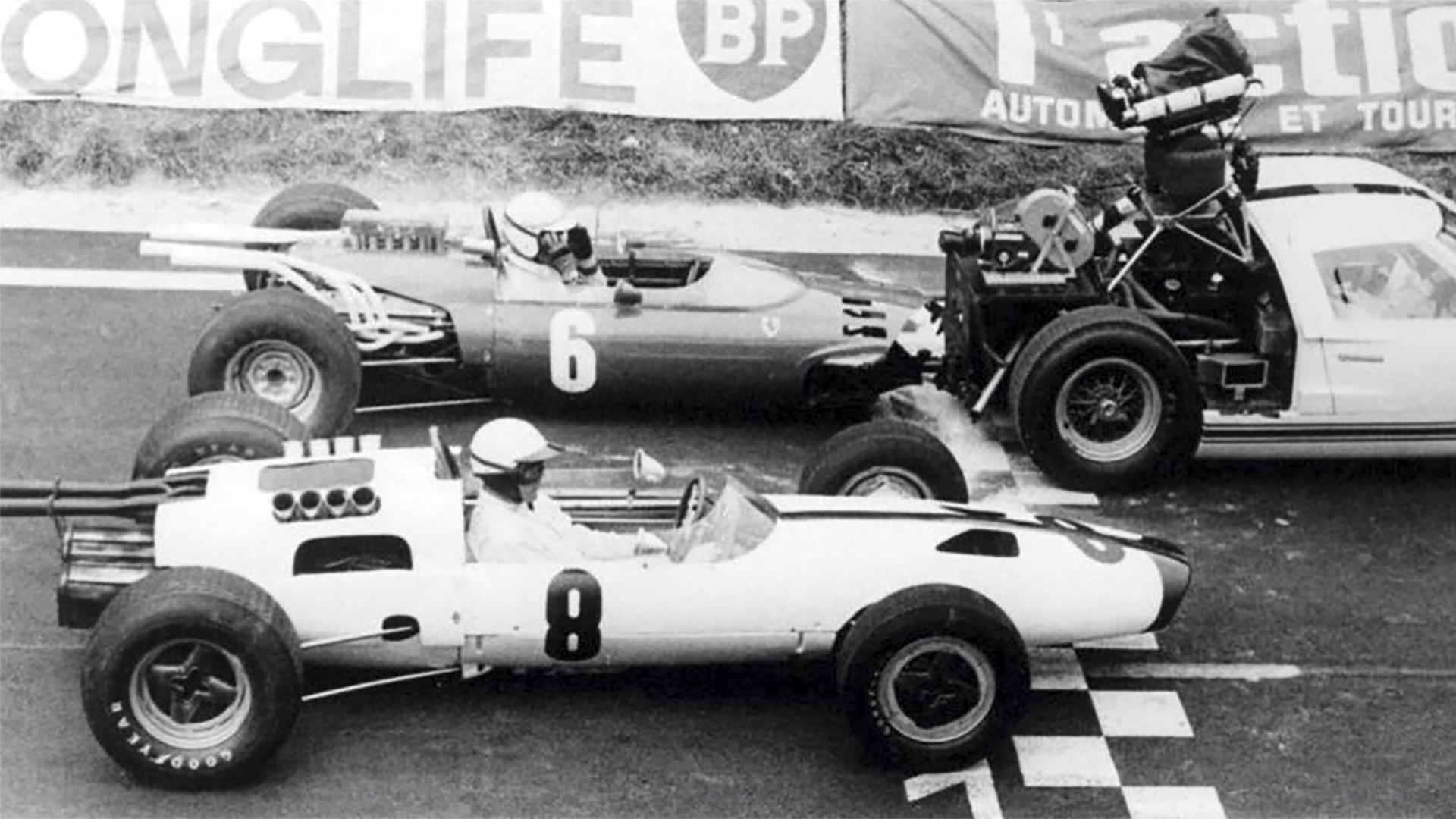 Un Ford GT40 convertido en "cámara car" delante de dos autos de Fórmula 3 adaptados en Fórmula 1 para grabar "Grand Prix" en 1966