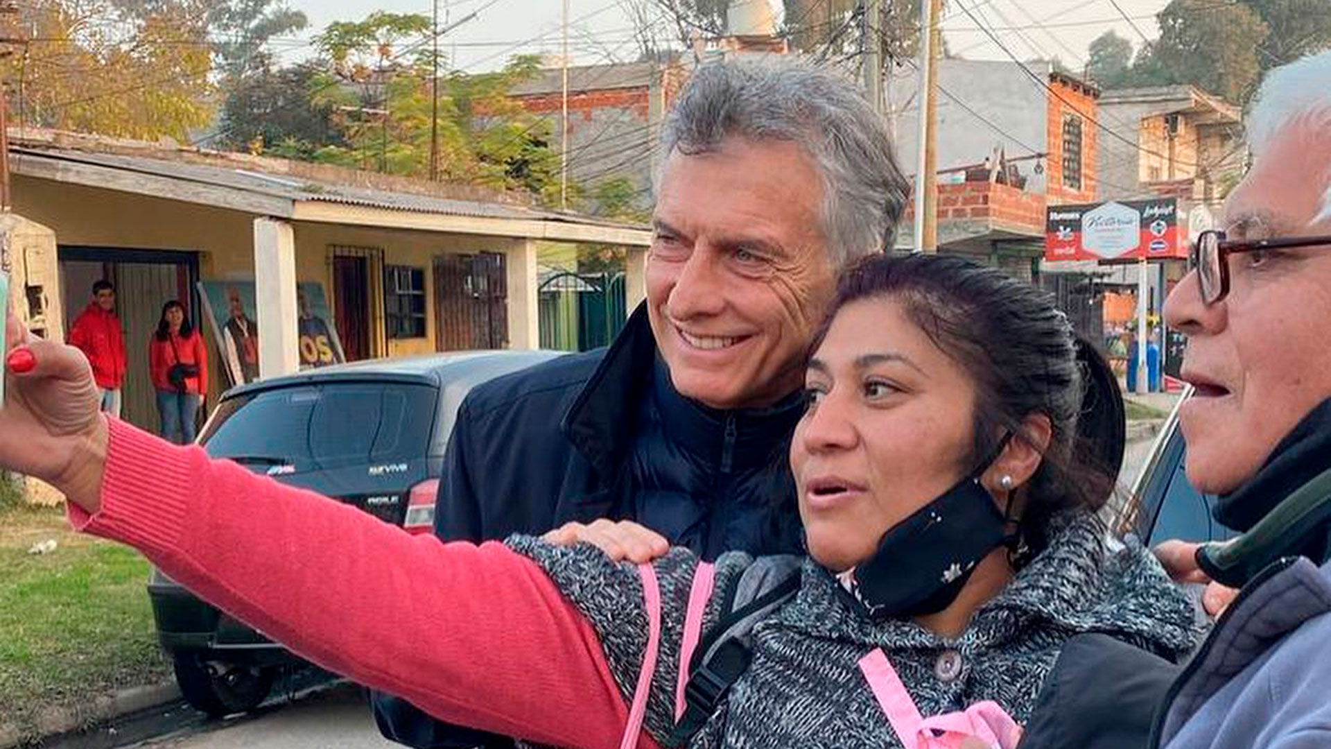 Mauricio Macri, en una selfie con los vecinos de Monte Chingolo