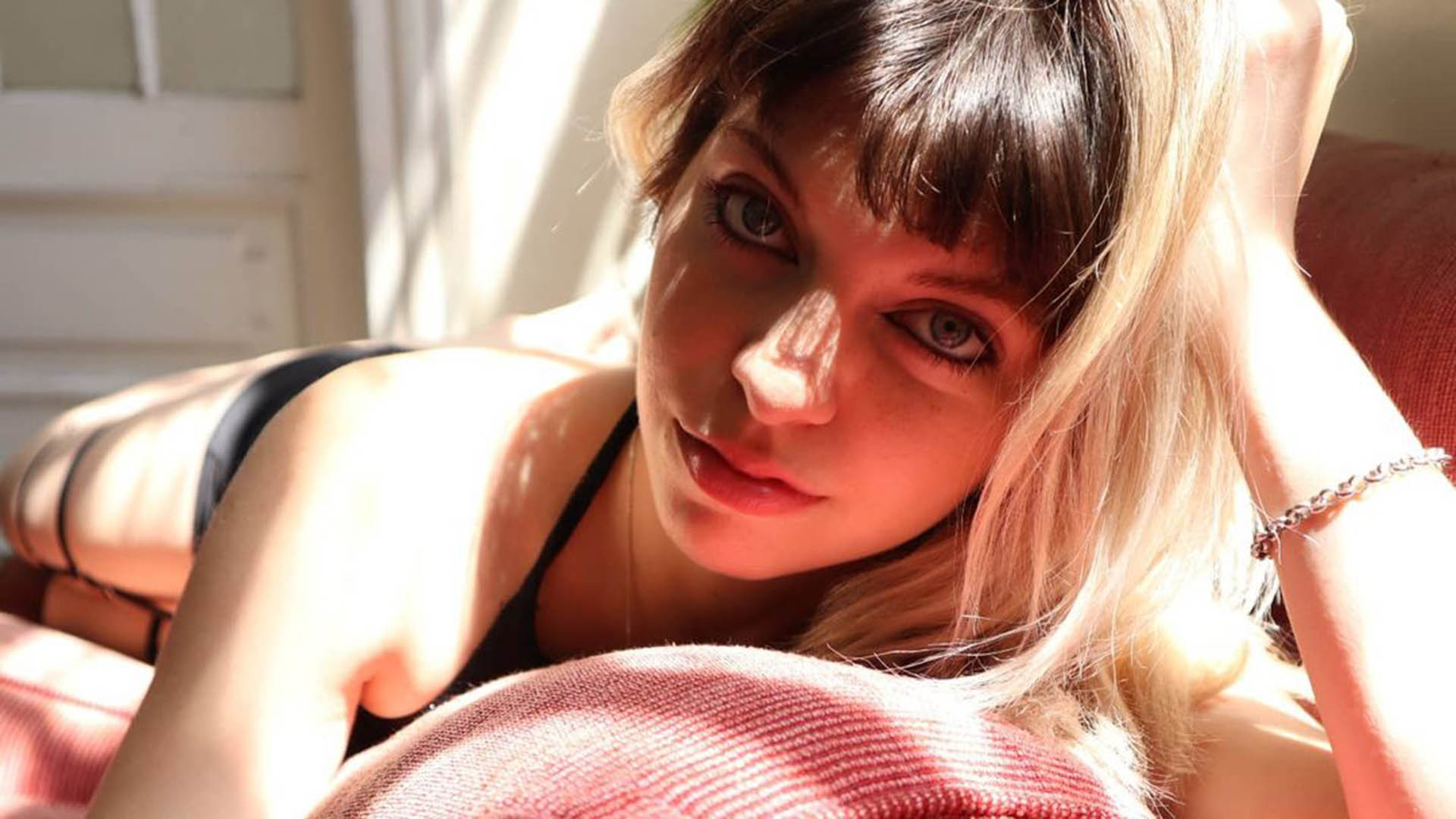 Es argentina y la llaman “la youtuber del porno” mientras se graba teniendo sexo, hace tutoriales foto foto