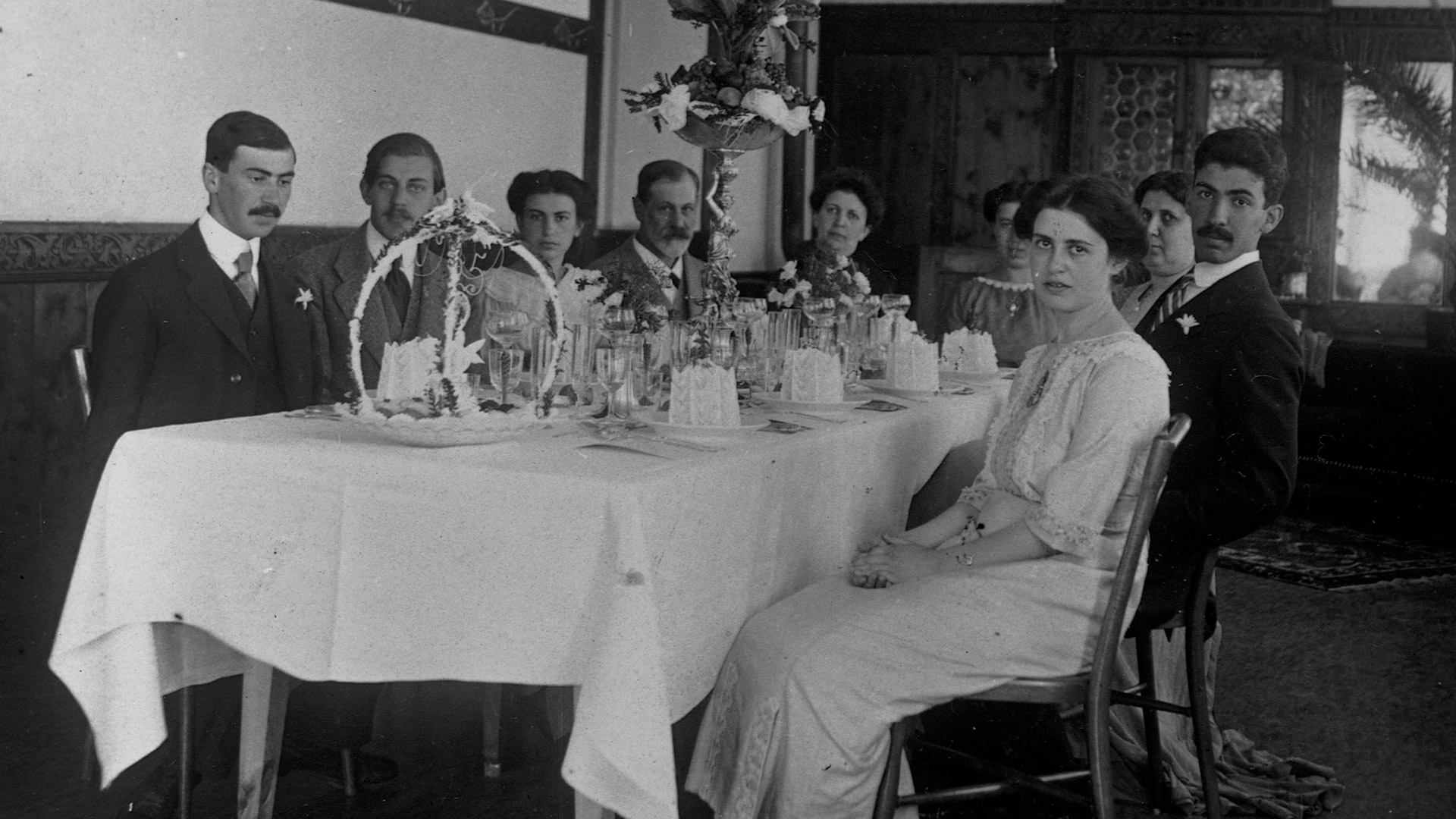 Sigmund Freud en una elegante cena junto a su familia, incluyendo a su hija Anna (la última a la derecha). Era un hombre de costumbres regulares: siempre almorzaba con su familia a la misma hora y cenaba solo por las noches (Library of Congress/Corbis/VCG vía Getty Images)