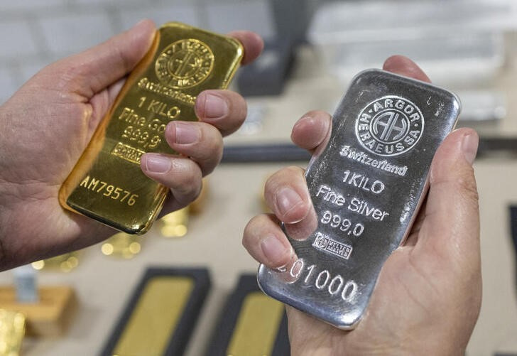 El oro y la plata son dos de los metales preciosos más codiciados por inversionistas y coleccionistas (REUTERS/Ilya Naymushin)